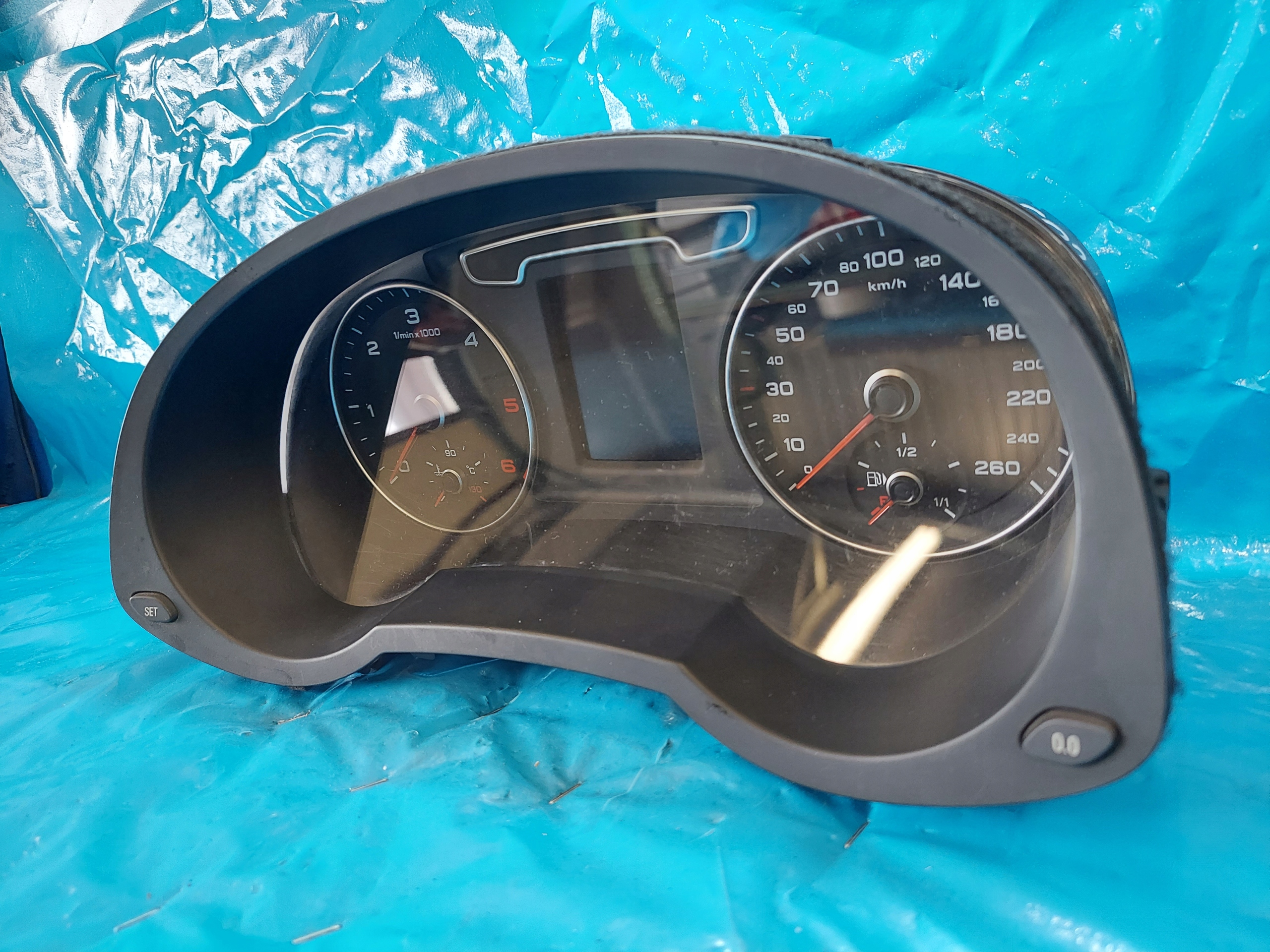 dials clock AUDI Q3 DIESEL 8U0920940A