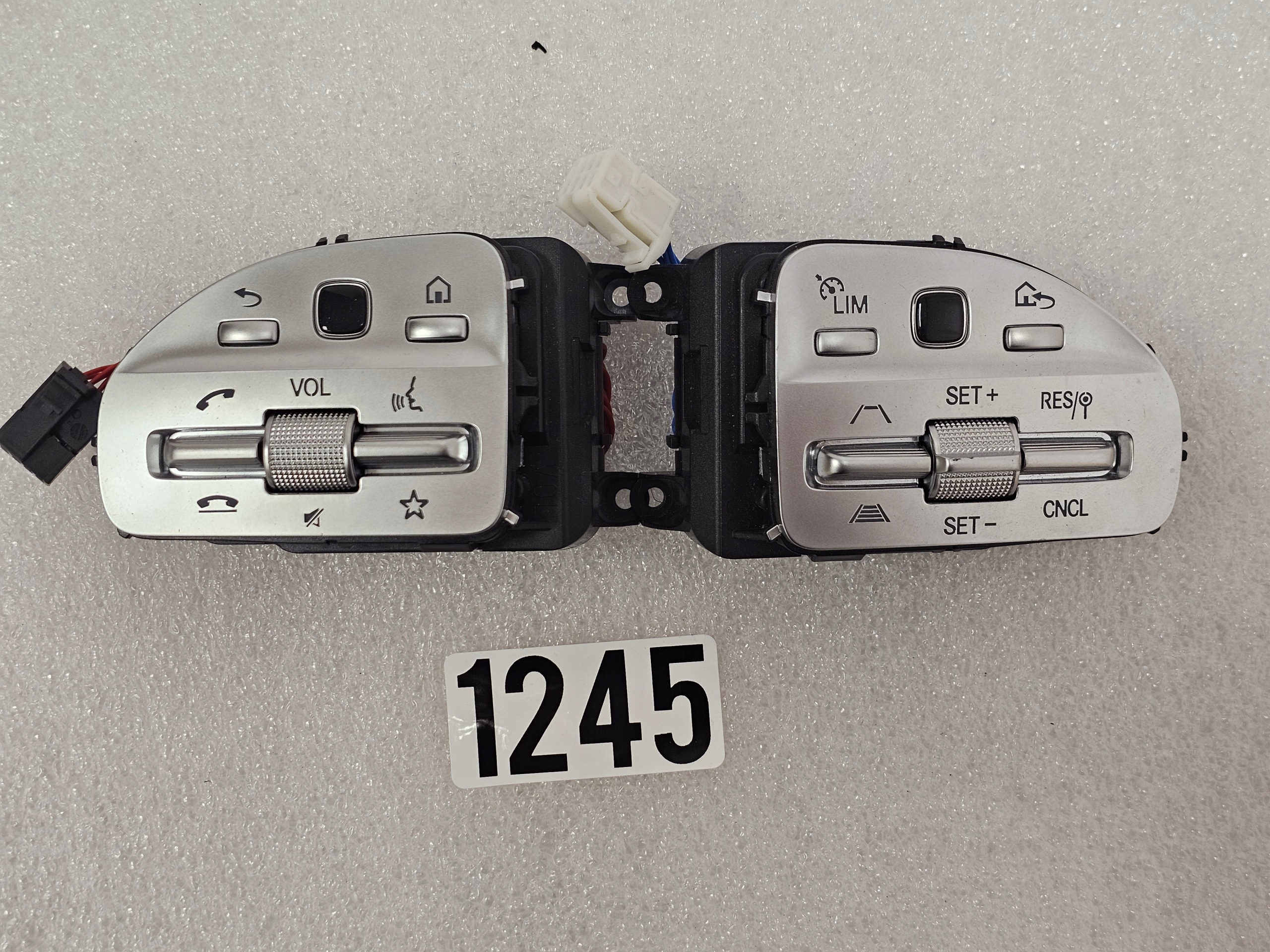 Zdjęcie produktu Przycisk Kierownicy Sterowanie Mercedes AMG - A0999051304