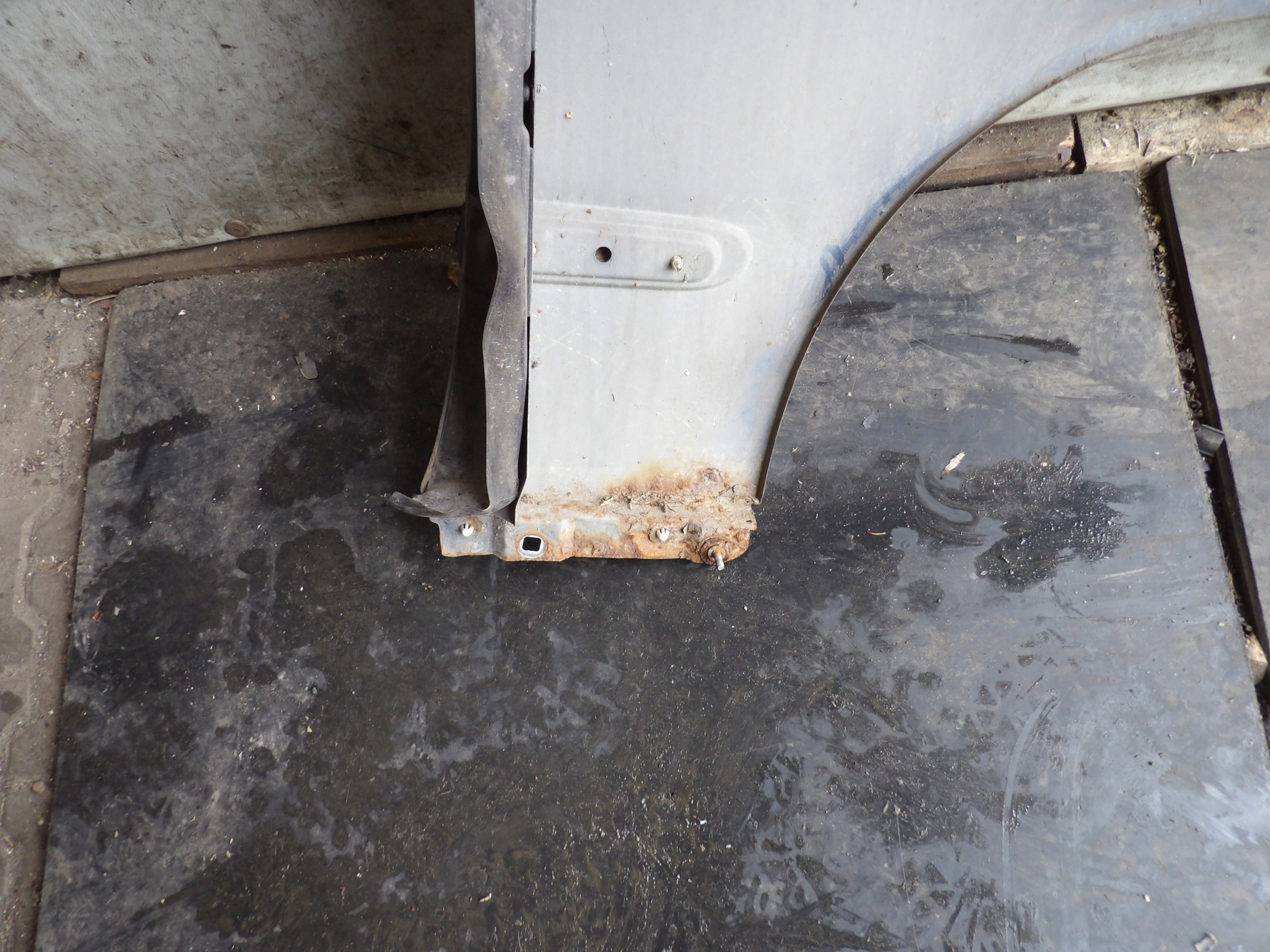 Mercedes W203 C klasa fender front left lak. 359