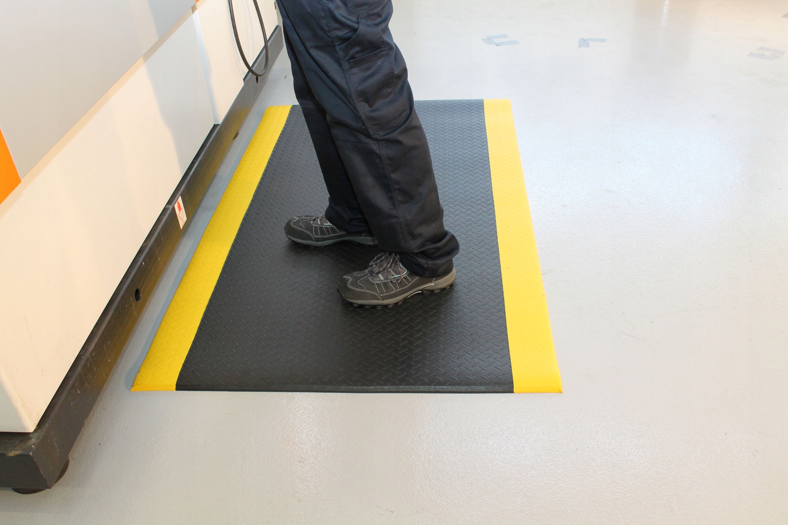 Mata antyzmęczeniowa przemysłowa BHP 90 x 60 cm Szerokość produktu 60 cm