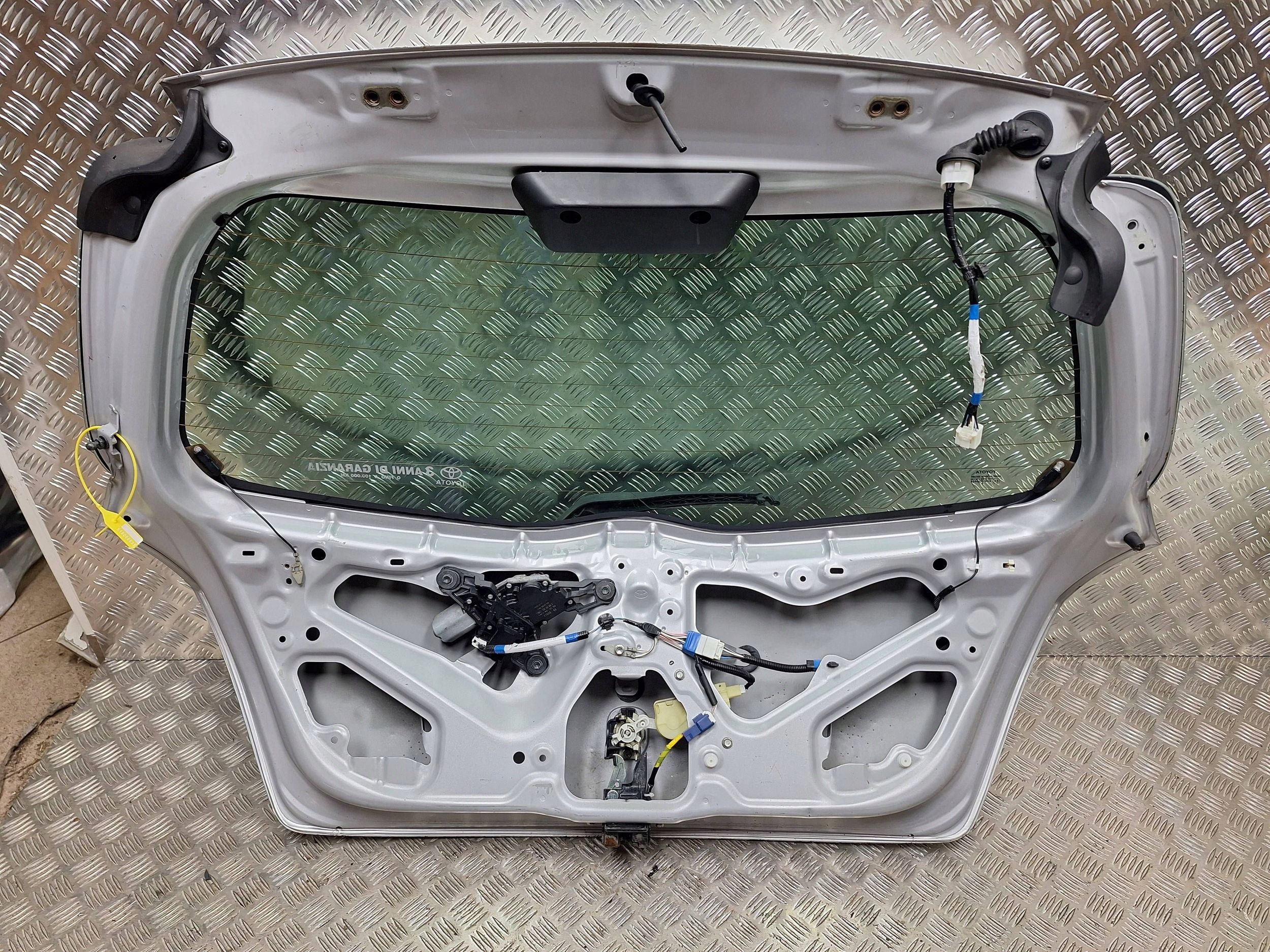 trunk door TOYOTA YARIS II 06-11