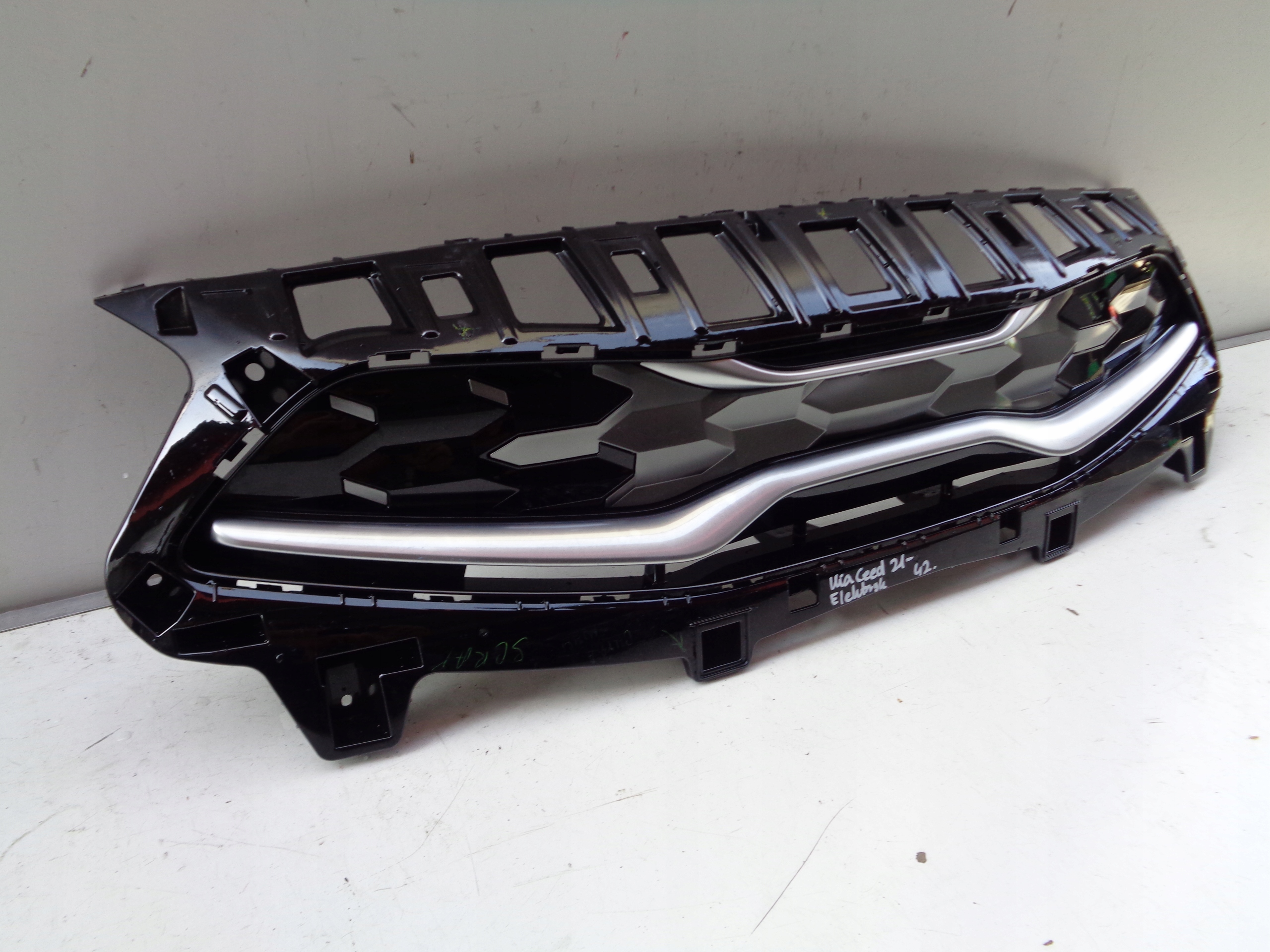 NO-WA-- Grille KIA CEED III 21- ELEKTRYK