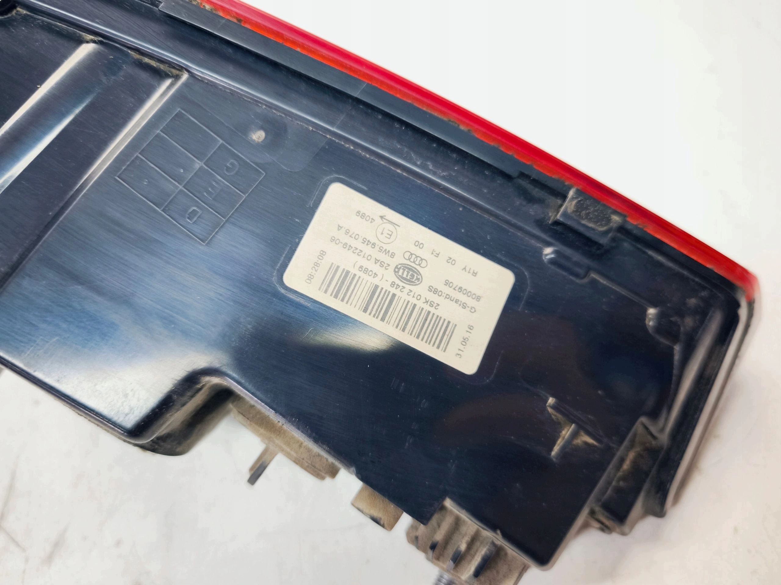 feu droite arrière du capot AUDI A4 B9 berline 8W5945076A normal