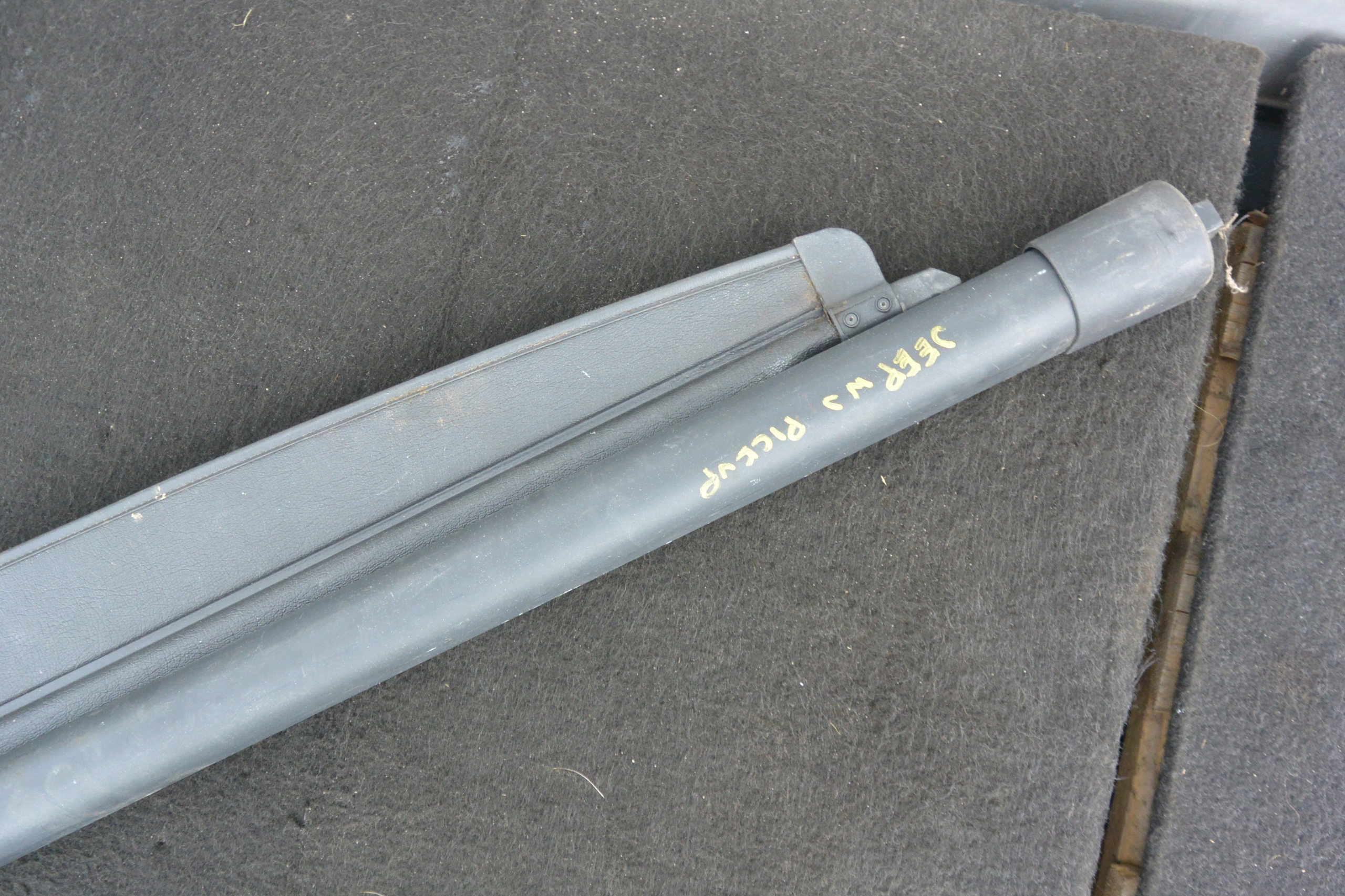 ROLETA BAGAŻNIKA JEEP GRAND CHEROKEE WJ Producent części Jeep OE