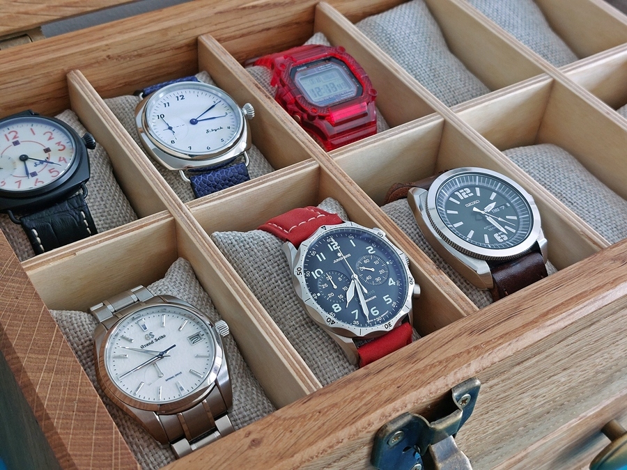 KOMÓDKA SKRZYNECZKA KASETKA PUDEŁKO NA16 ZEGARKÓW DREWNO ROBIONA RĘCZNIE Marka inny