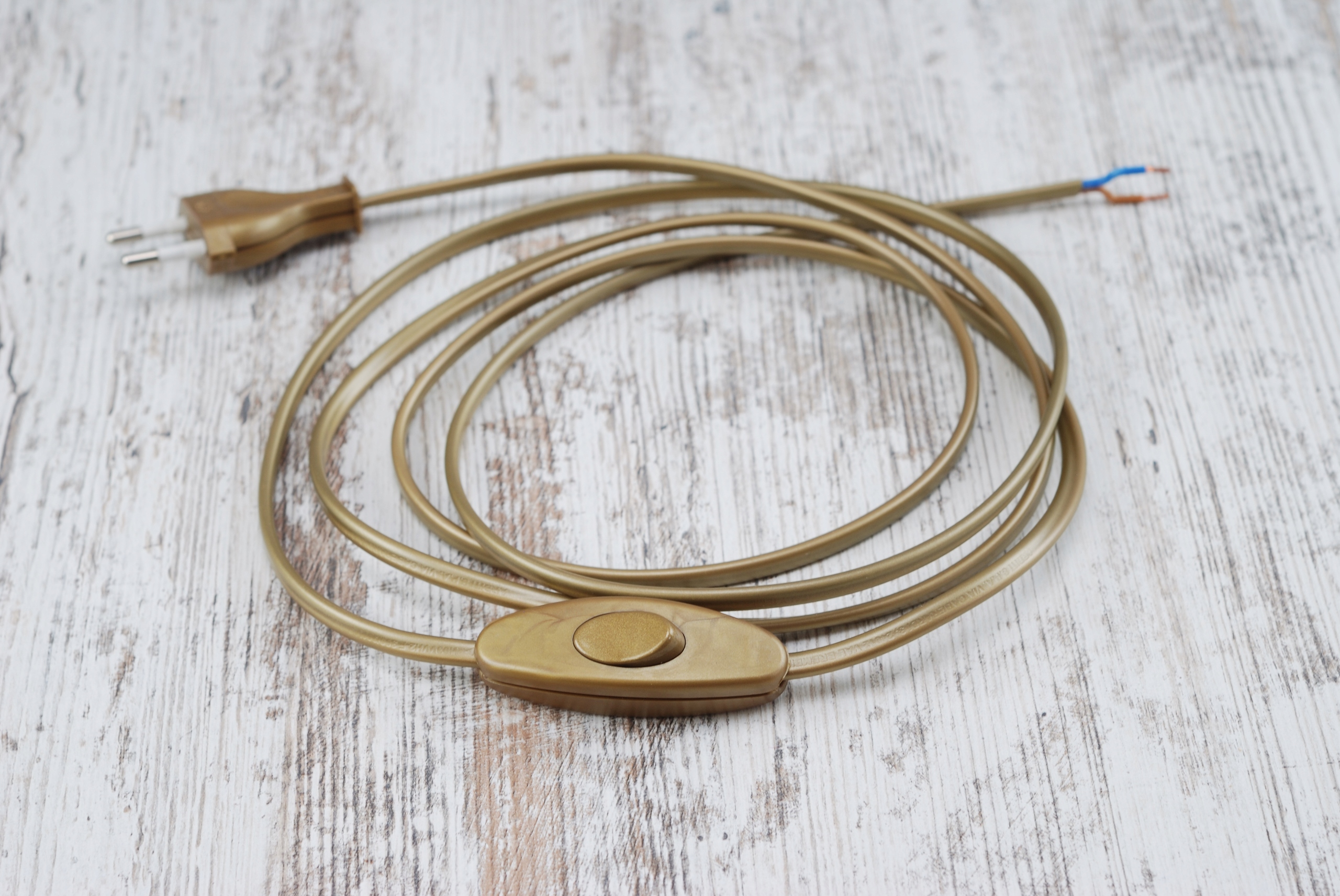 przyłącze 2m przewód z wtyczką i przełącznikiem Typ kabel