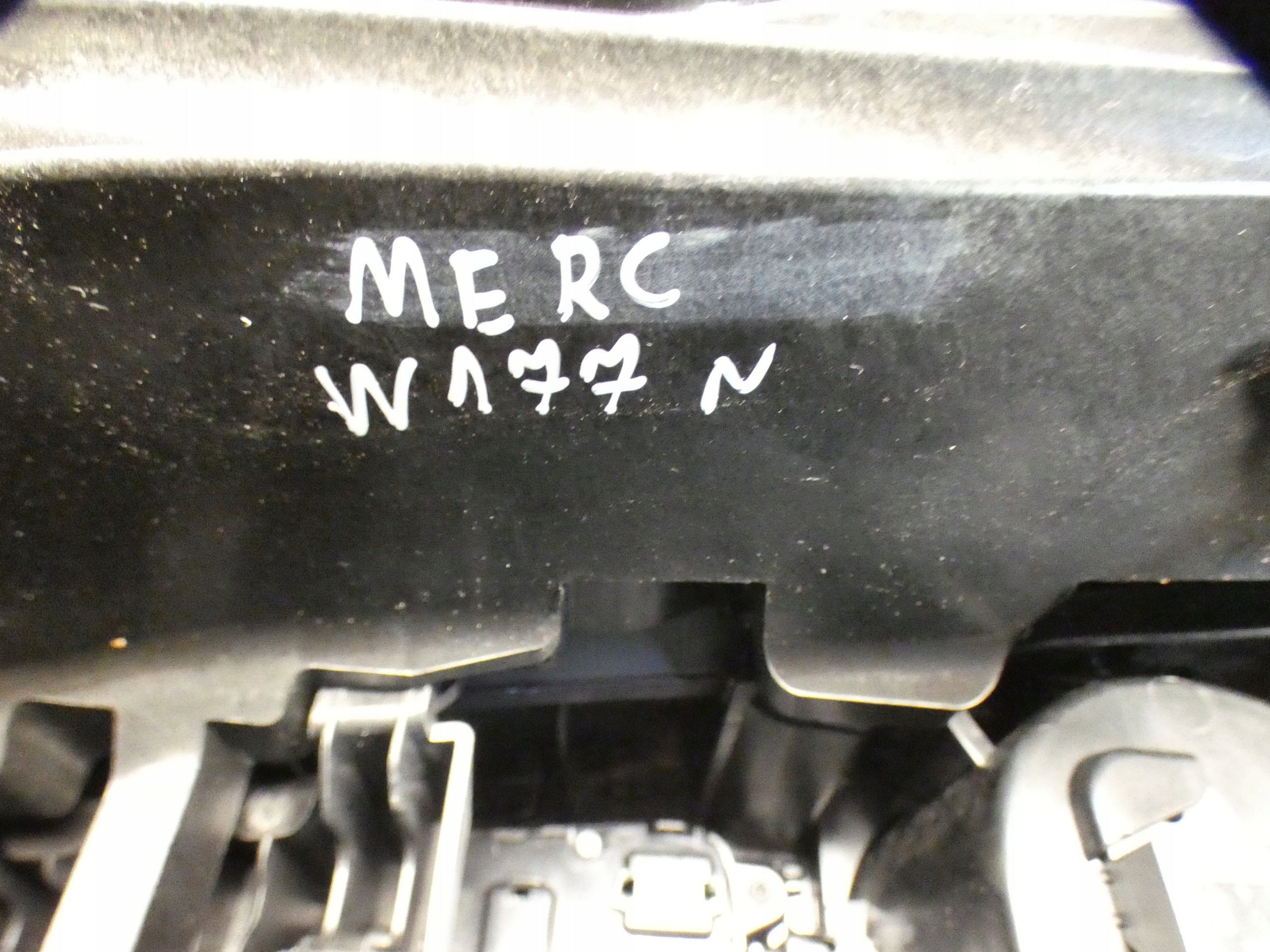 mitteltunnel mitte armlehne MERCEDES A klasse W177 18- HB