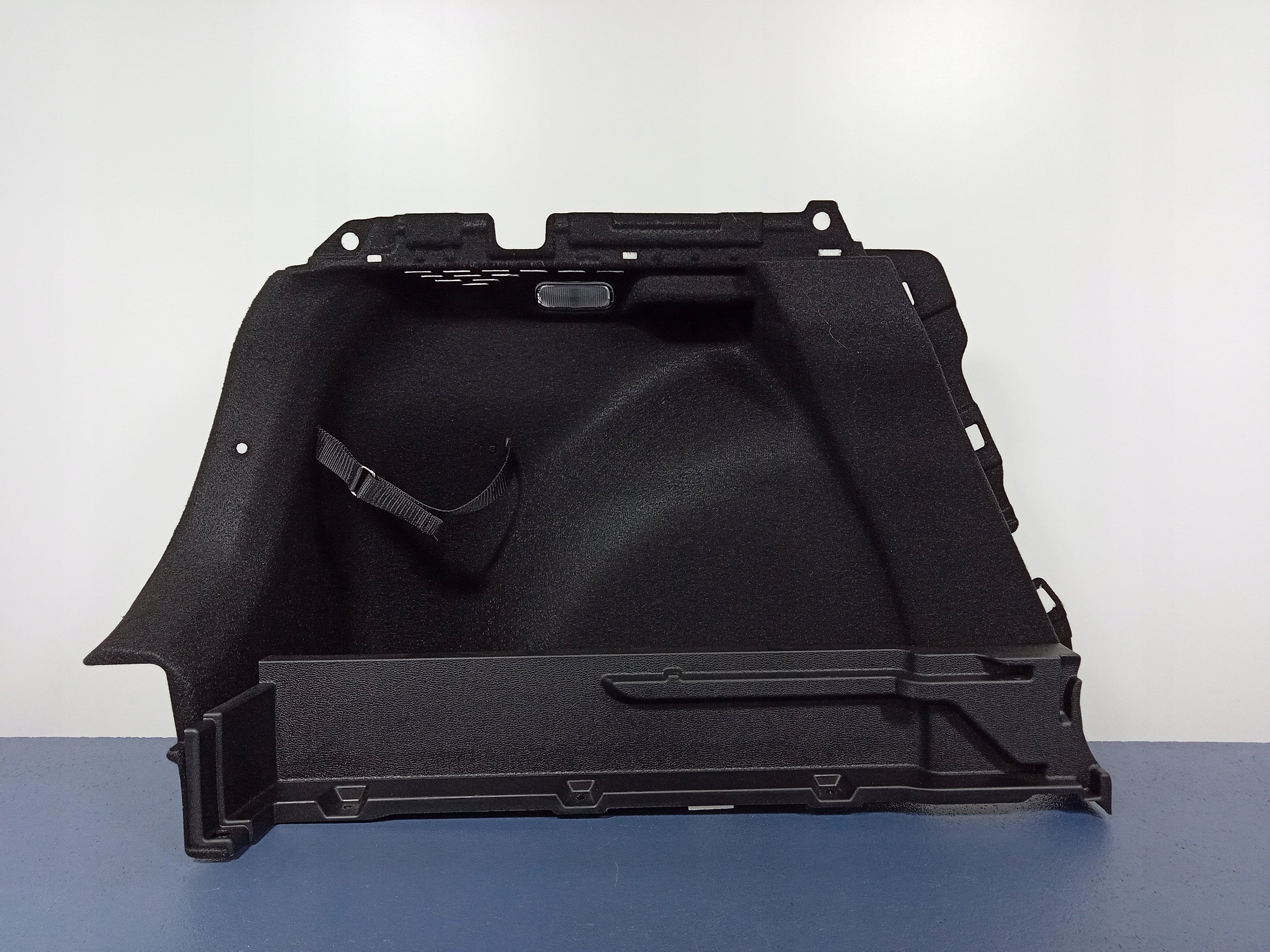 85731-J7010 - CEED III HB XCEED ОБИВКА БАГАЖНИКА БЕКОН ЛЕВЫЙ