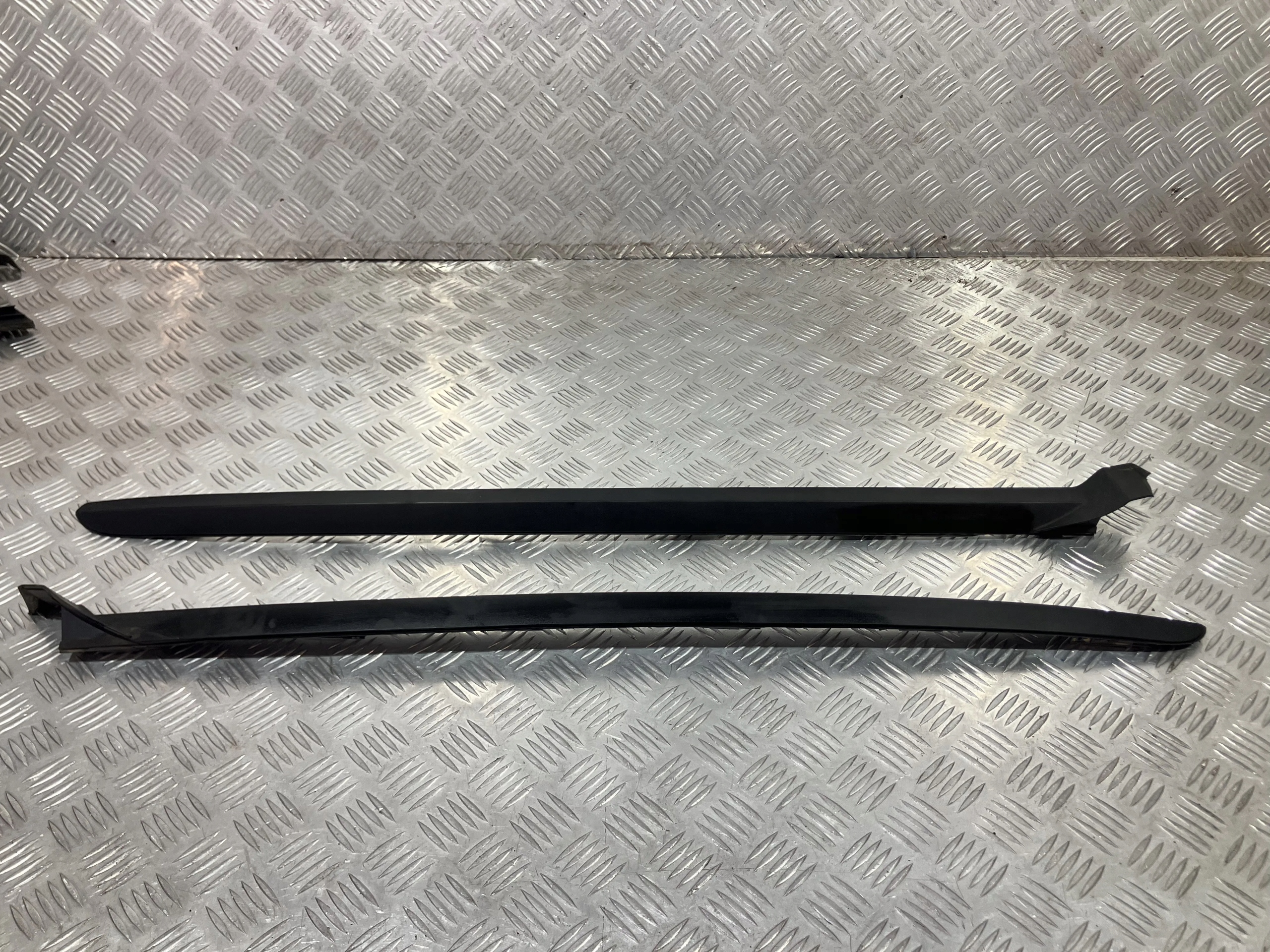 LISTWA SZYBY CZOŁOWEJ LEWA PRAWA OPEL GRANDLAND X 17-