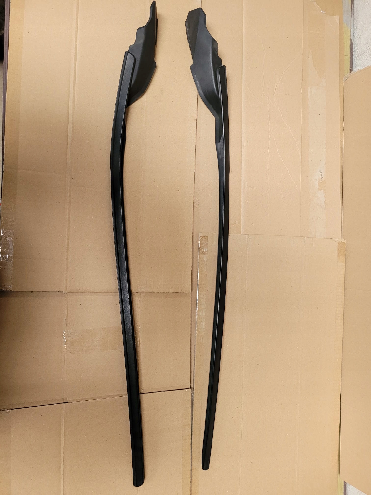 LISTWA SZYBY CZOŁOWEJ PRZEDNIEJ LEWA VOLVO V40