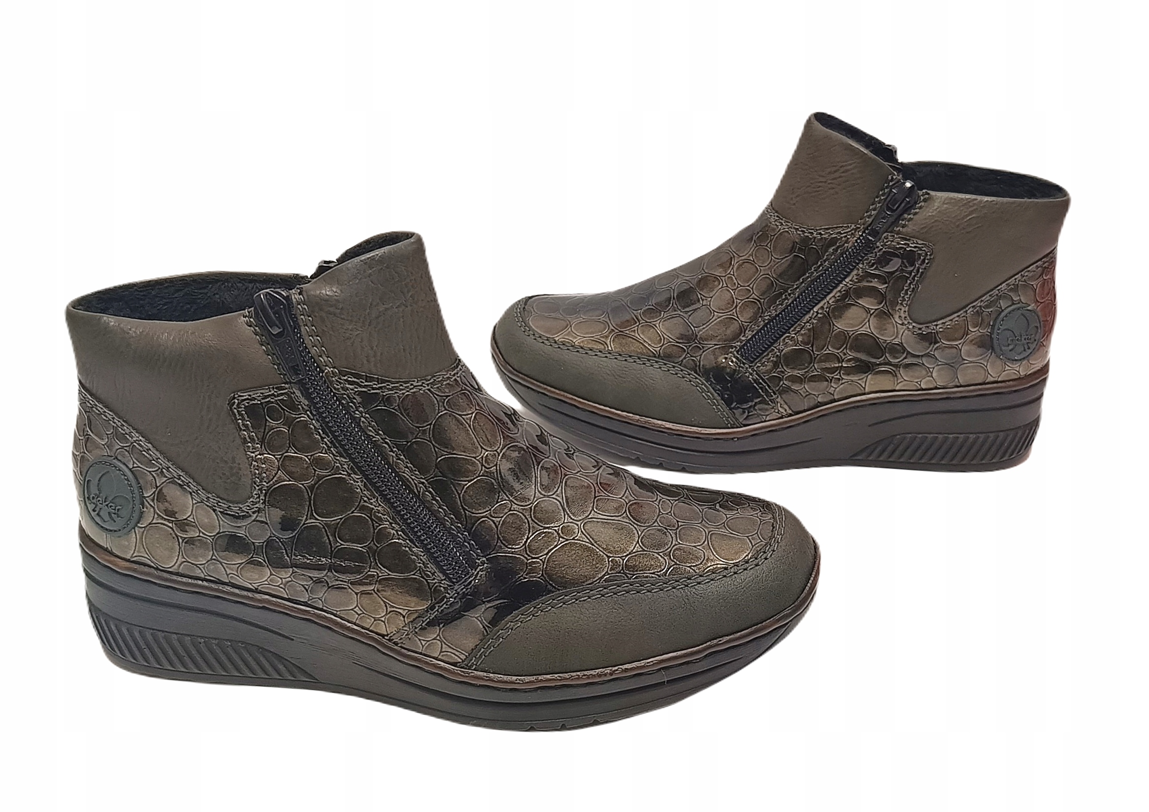 Pohodlné kotníkové boty s lakem Rieker 48754-54 zelená olivová barva r38