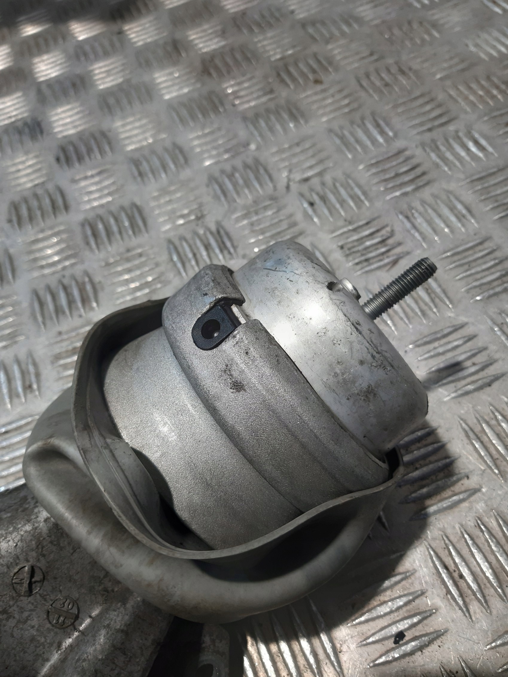 Audi A4 B6 2.4 V6 holder engine mount right 8D0199308D