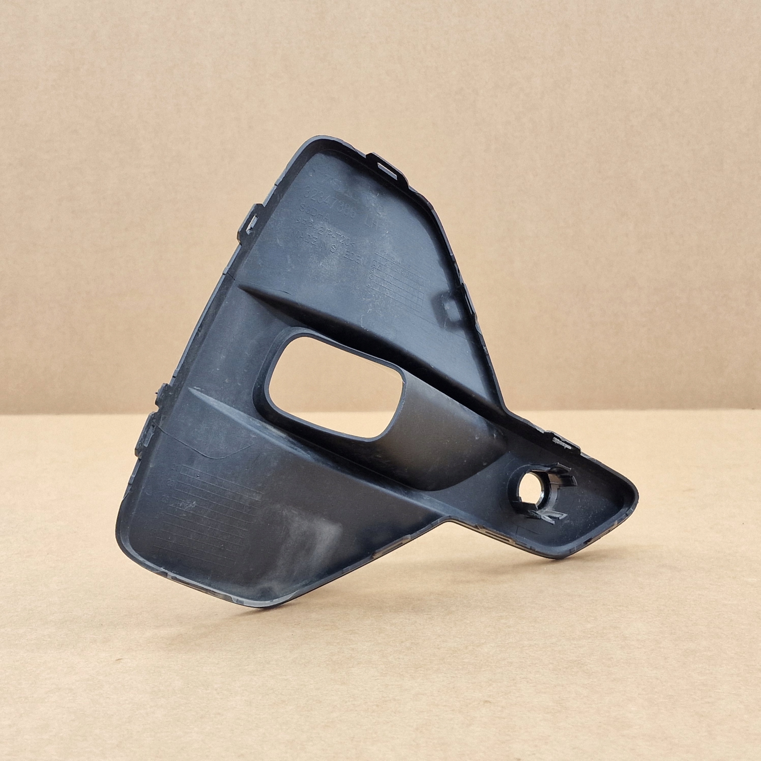 grid of a bumper left front VOLVO XC40 C40 EC40 EX40 2022