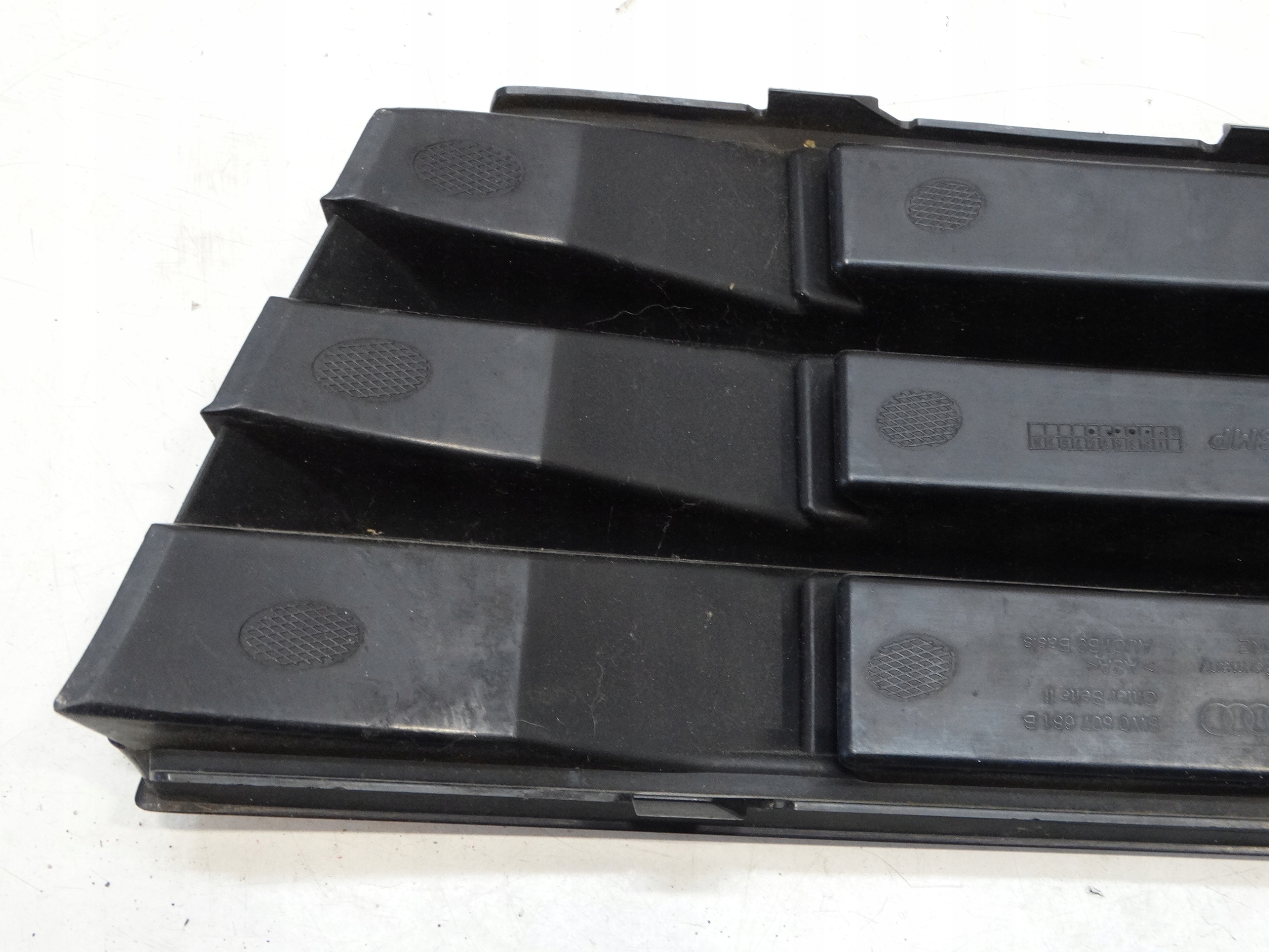 grid of a bumper left front AUDI A4 B9 8W0807681B 15-24r.