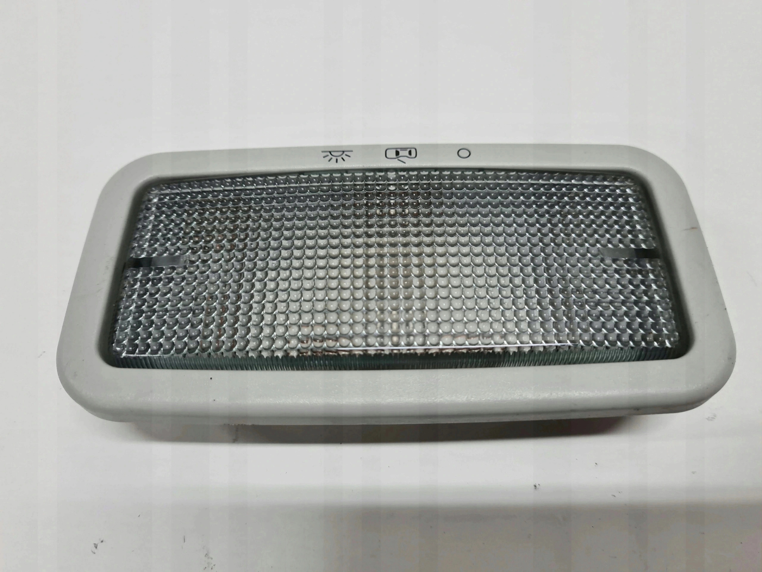 VW T5 lampka oświetlenie kabiny podsufitki 7H0947105A