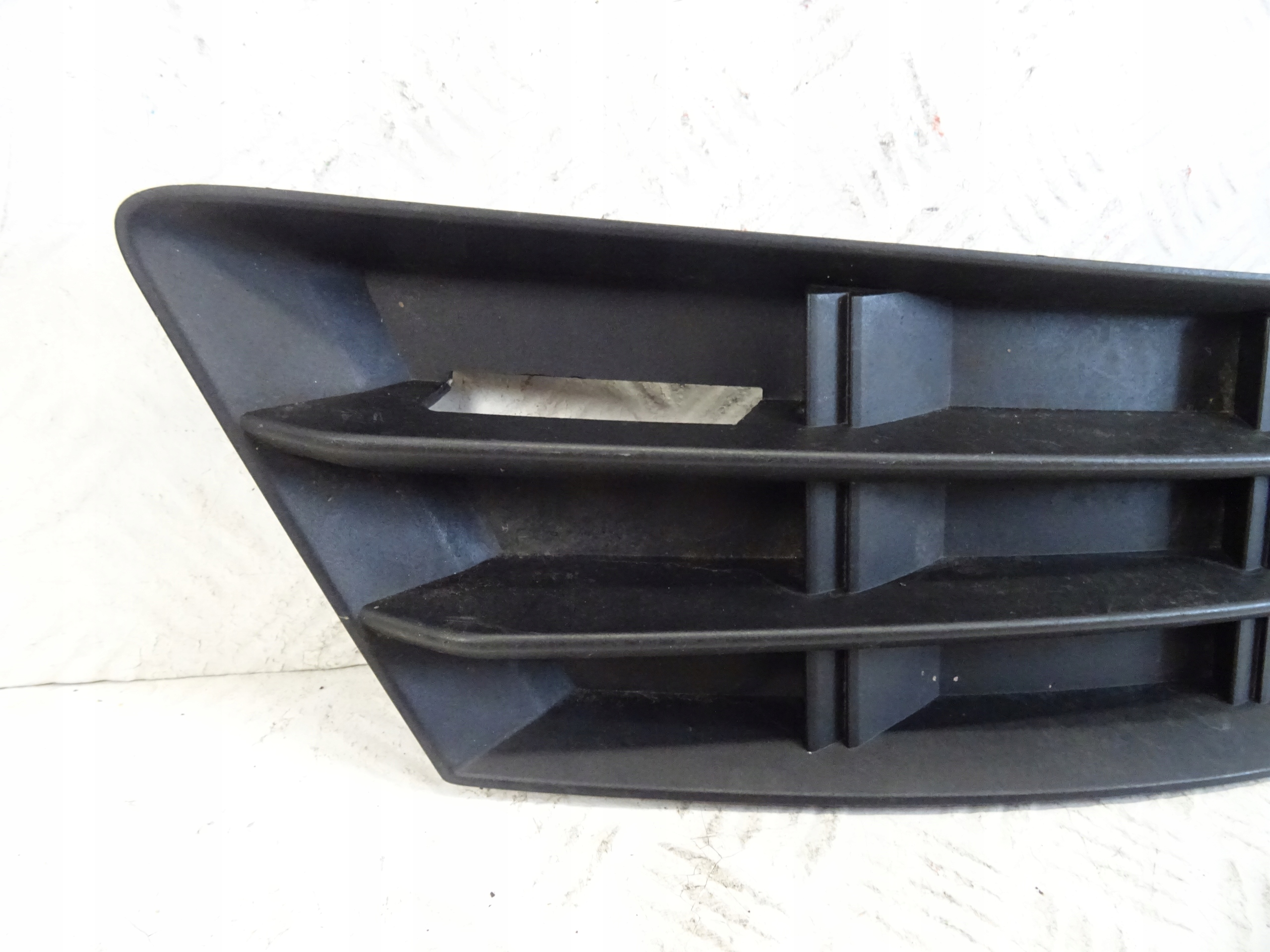 grid of a bumper front front right AUDI A4 B9 8W 8W0807682B