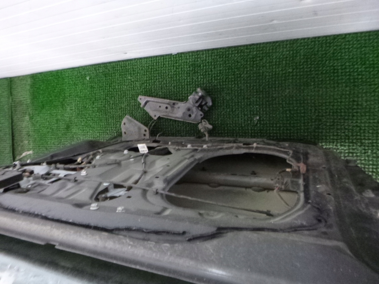 KIA CARNIVAL II 04-14 door rear. left rear part black,