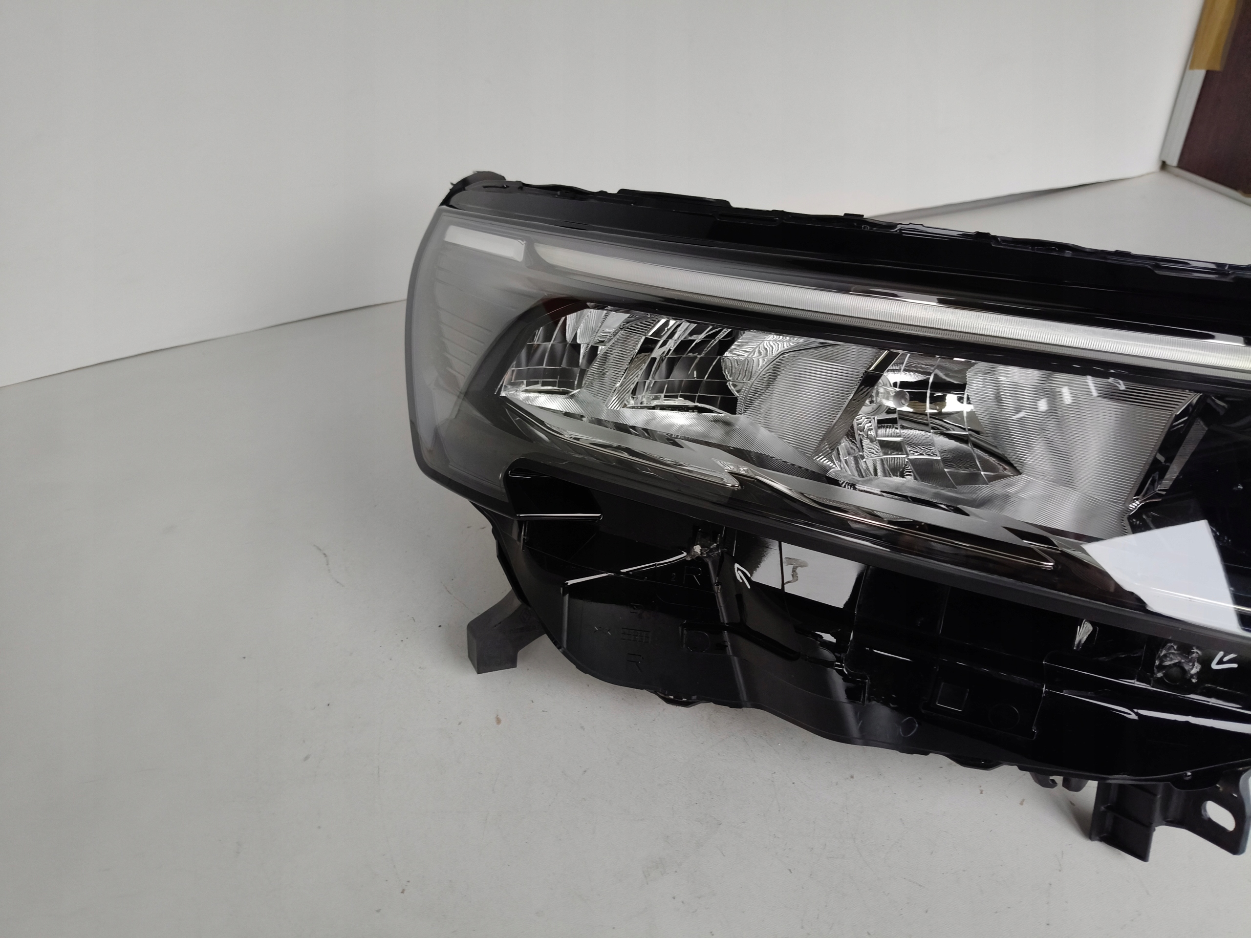light right REFLEKTOR NISSAN TOWNSTAR 22- LED