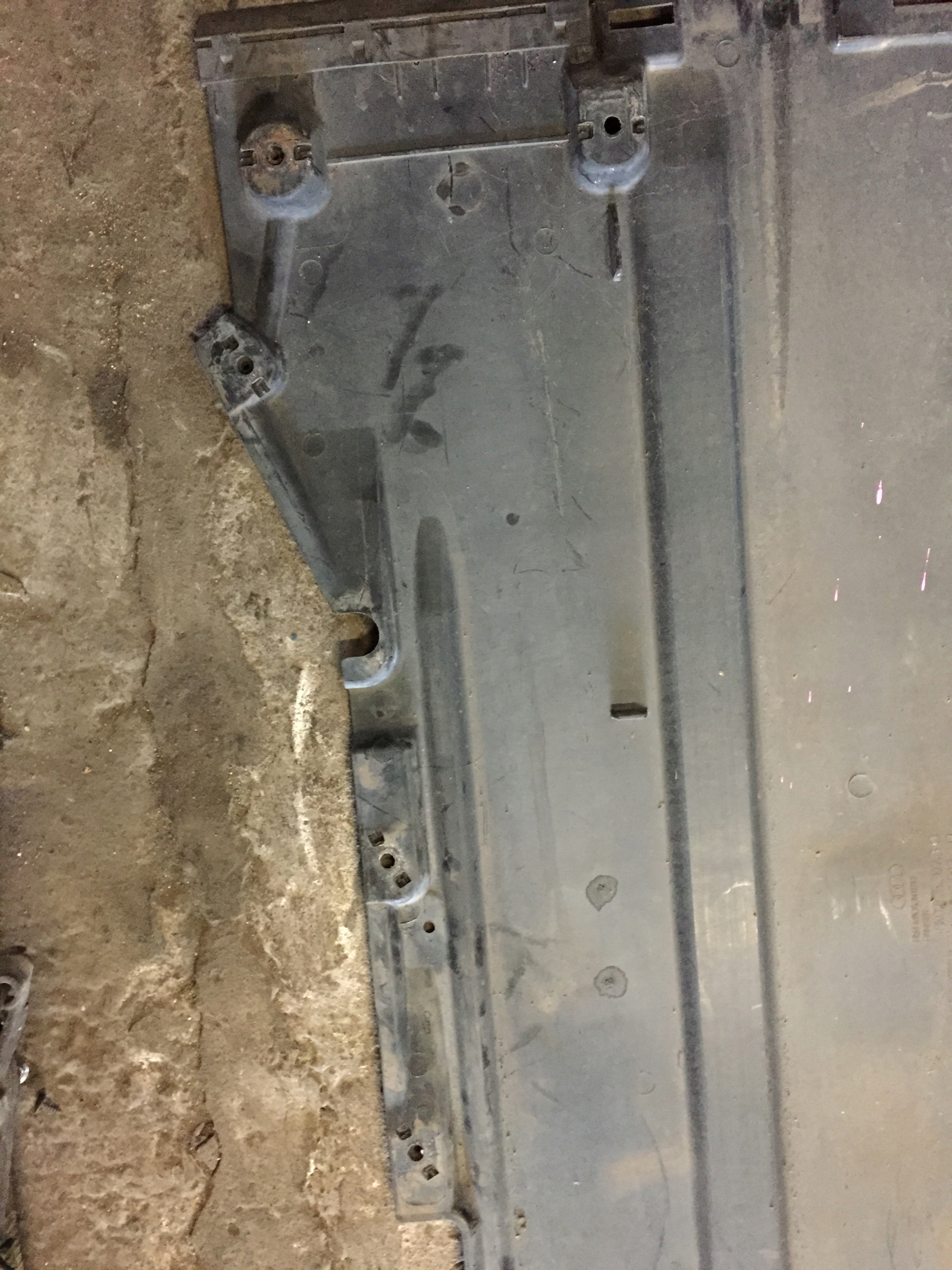 AUDI A4 B8 A5 Blende Abdeckung abdeckung des Bodens Unterfahrschutz links
