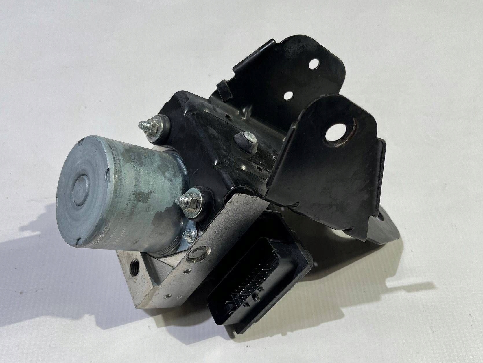 pump control unit ABS Ford Crown Victoria Lincoln Town Car 2011