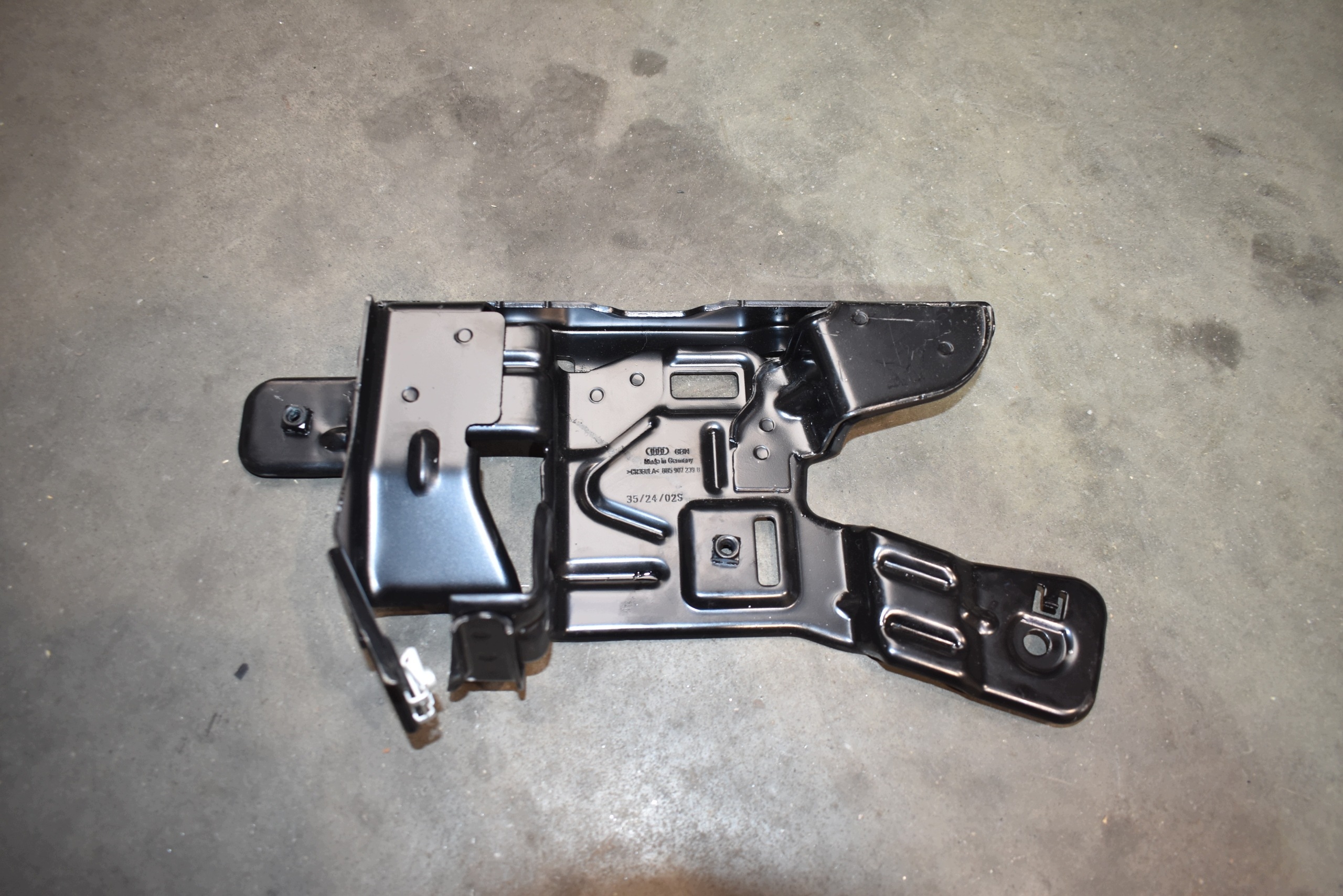 IDEALNE pillar holder AUDI A5 B10 1