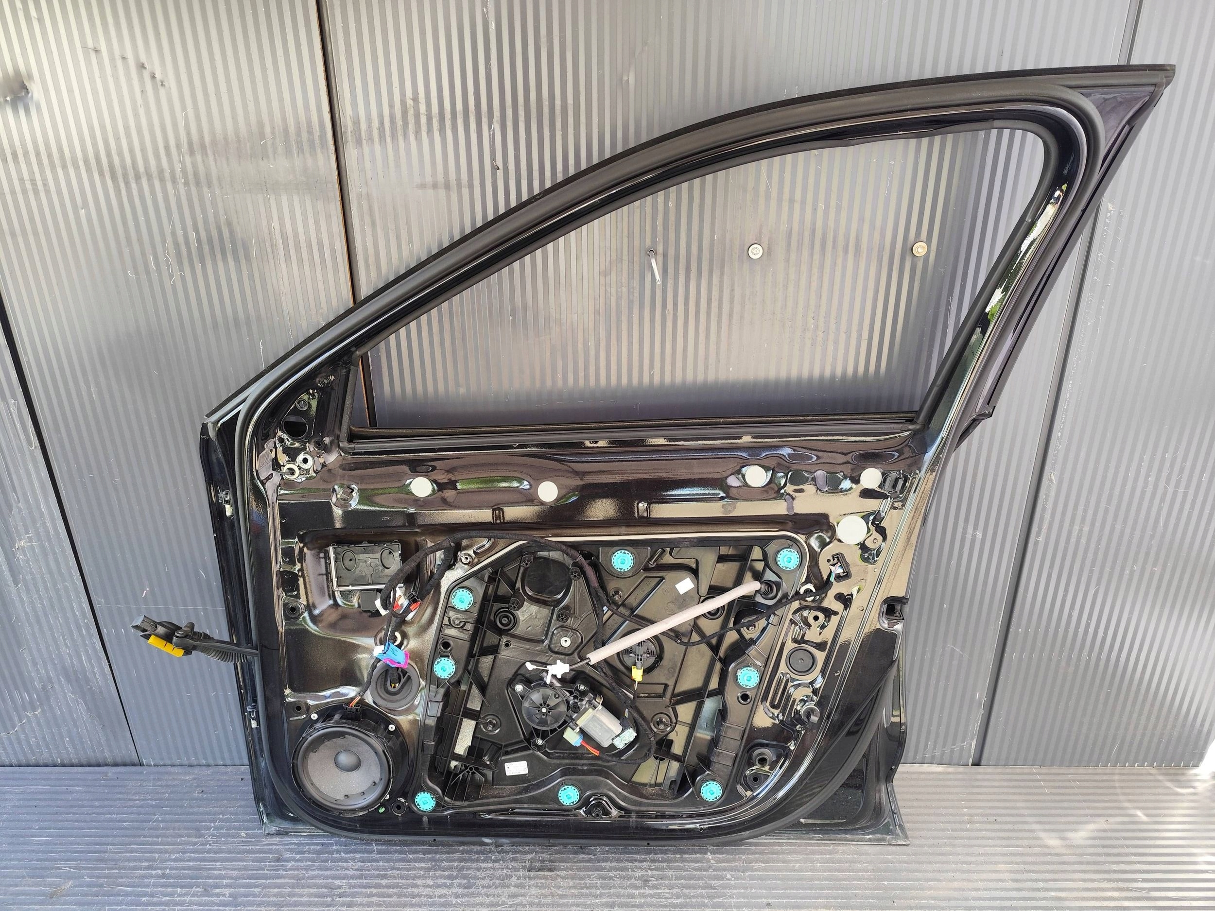 SKODA OCTAVIA IV KOMBI door front right complete DEMONTAZ