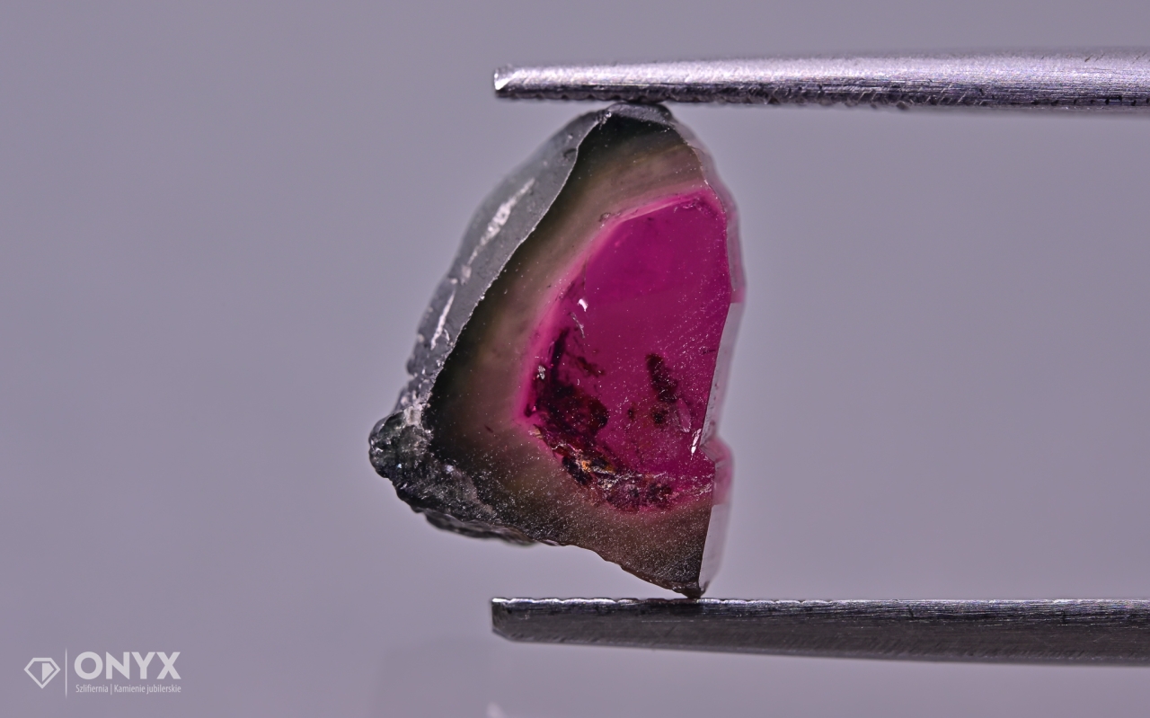 Turmalín deska nepravidelná 10,5x8,5 mm