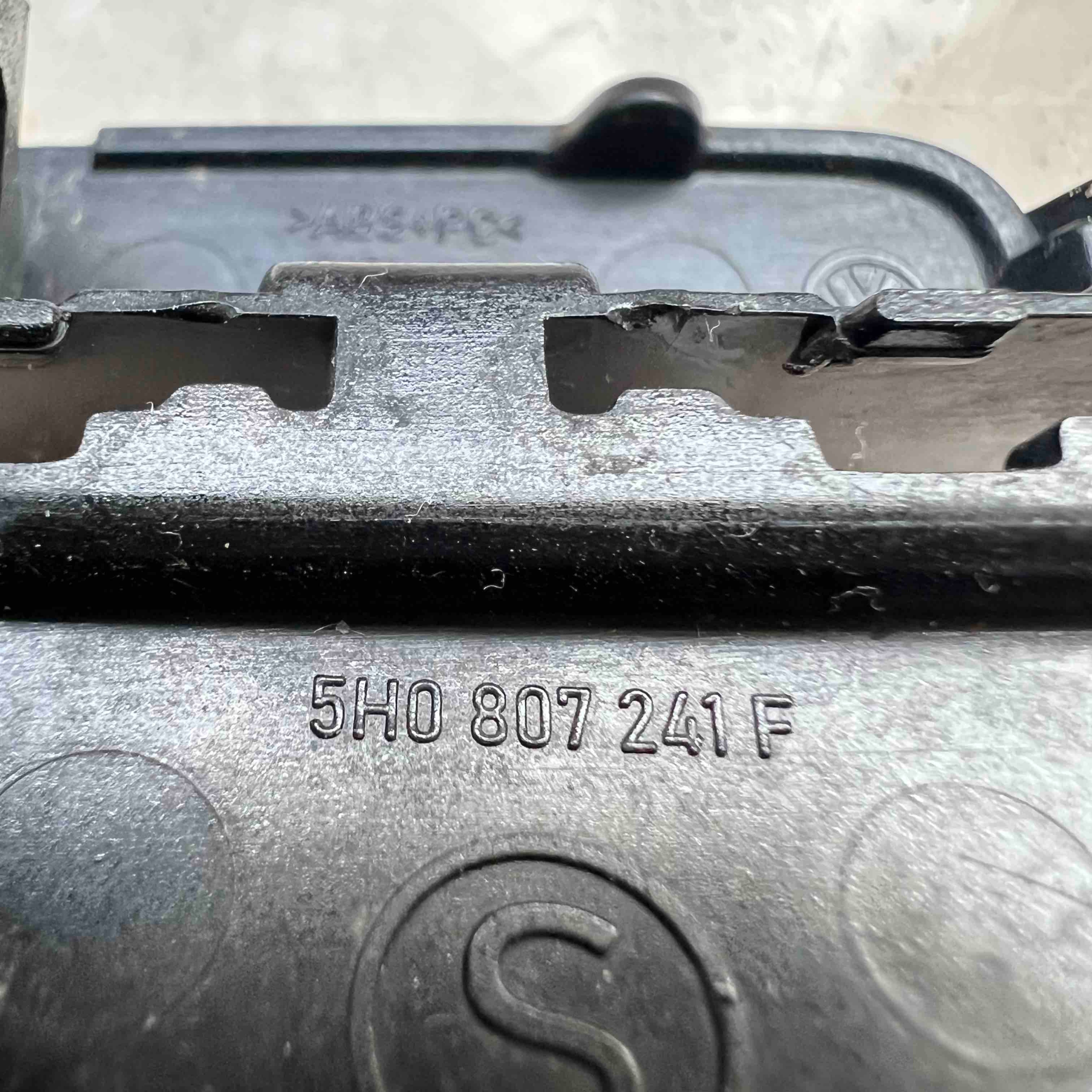 VW GOLF VIII 8 24- LIFT abschleppöse der stoßstange vorne 2G7807441A