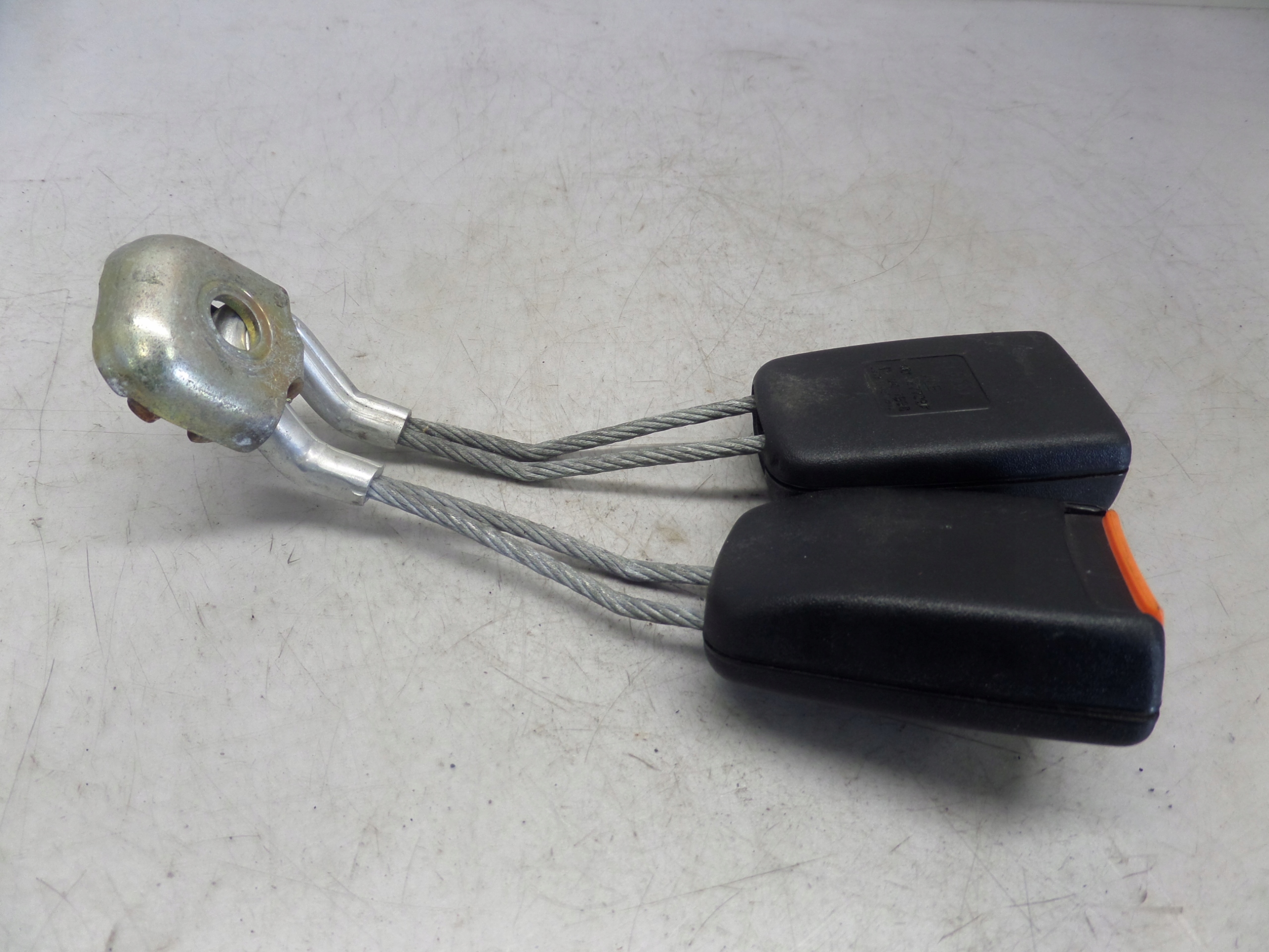 AUDI A8 D2 Fixation arbre ceintures sécurité Arrière 4D0857739F 94-02