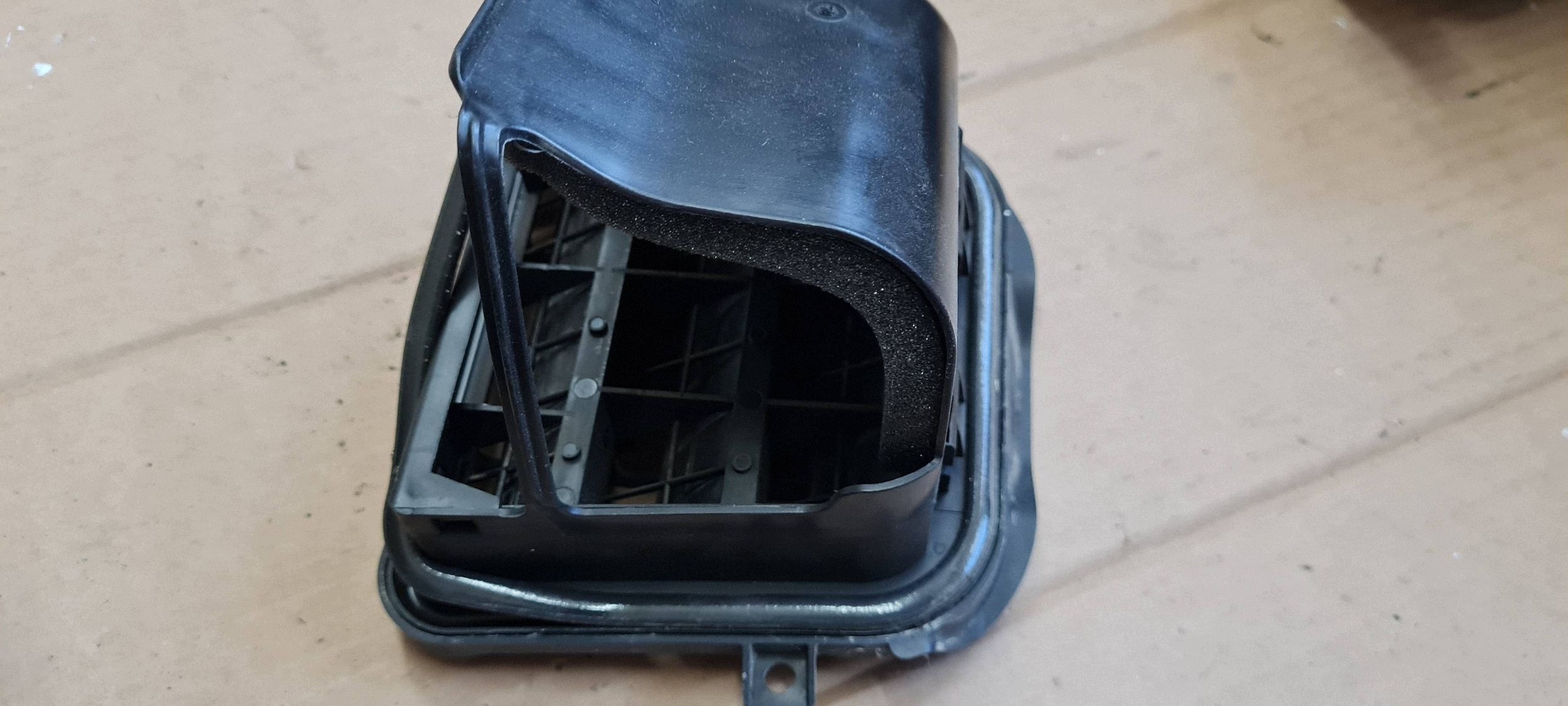 A7 4G S7 grid WENTYLACYJNA boot right rear part 4G8819302