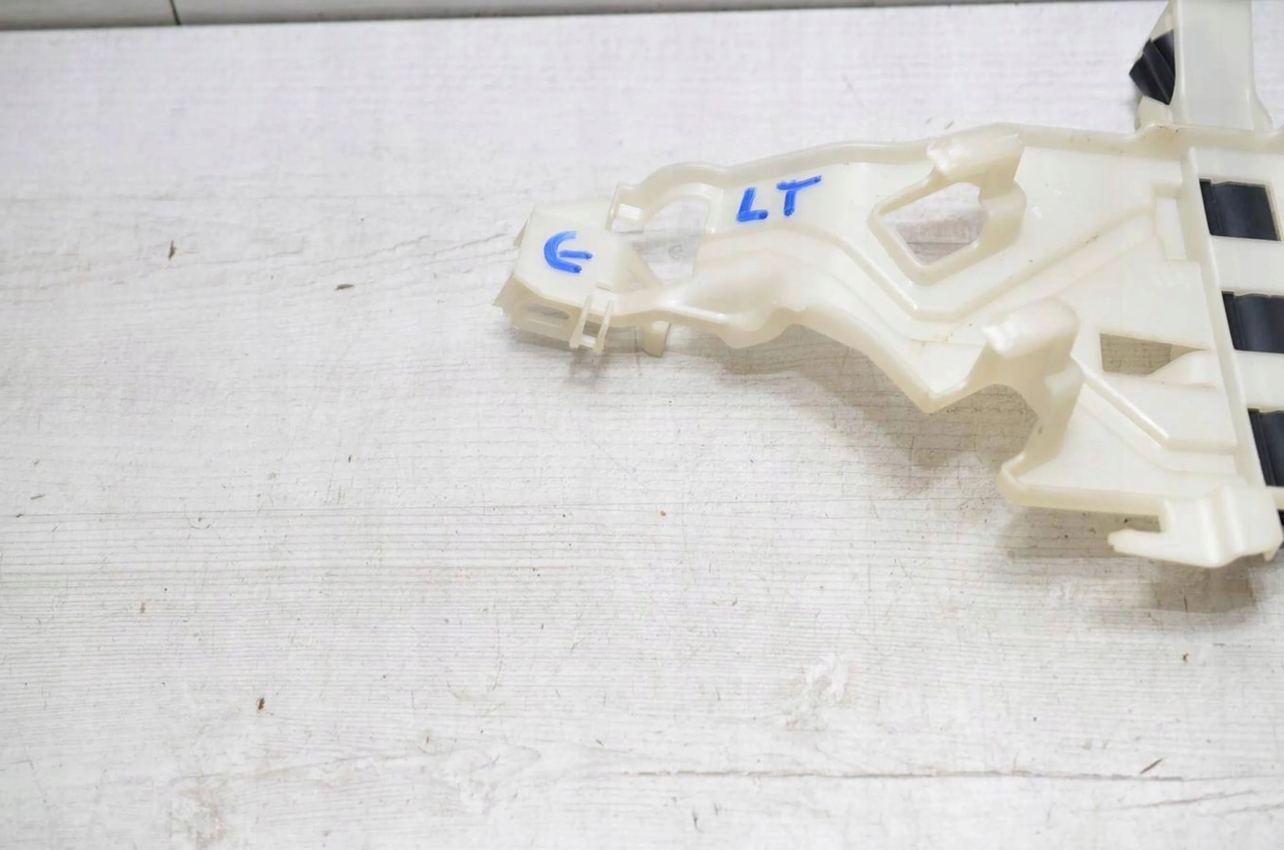 Alfa Romeo Giulia 2021 rear part side left holder