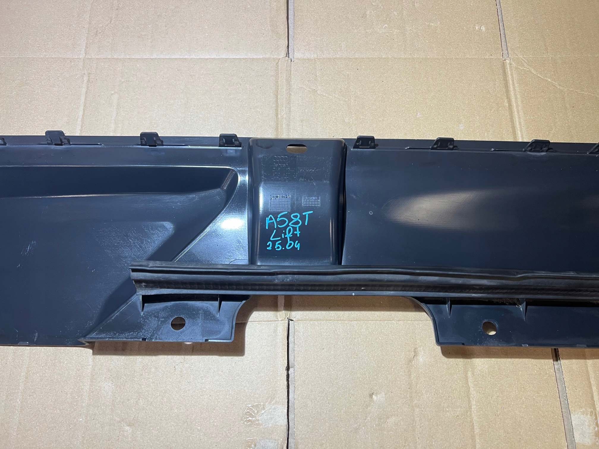 AUDI A5 8T Horn kryt stěny předního 8T0807081B