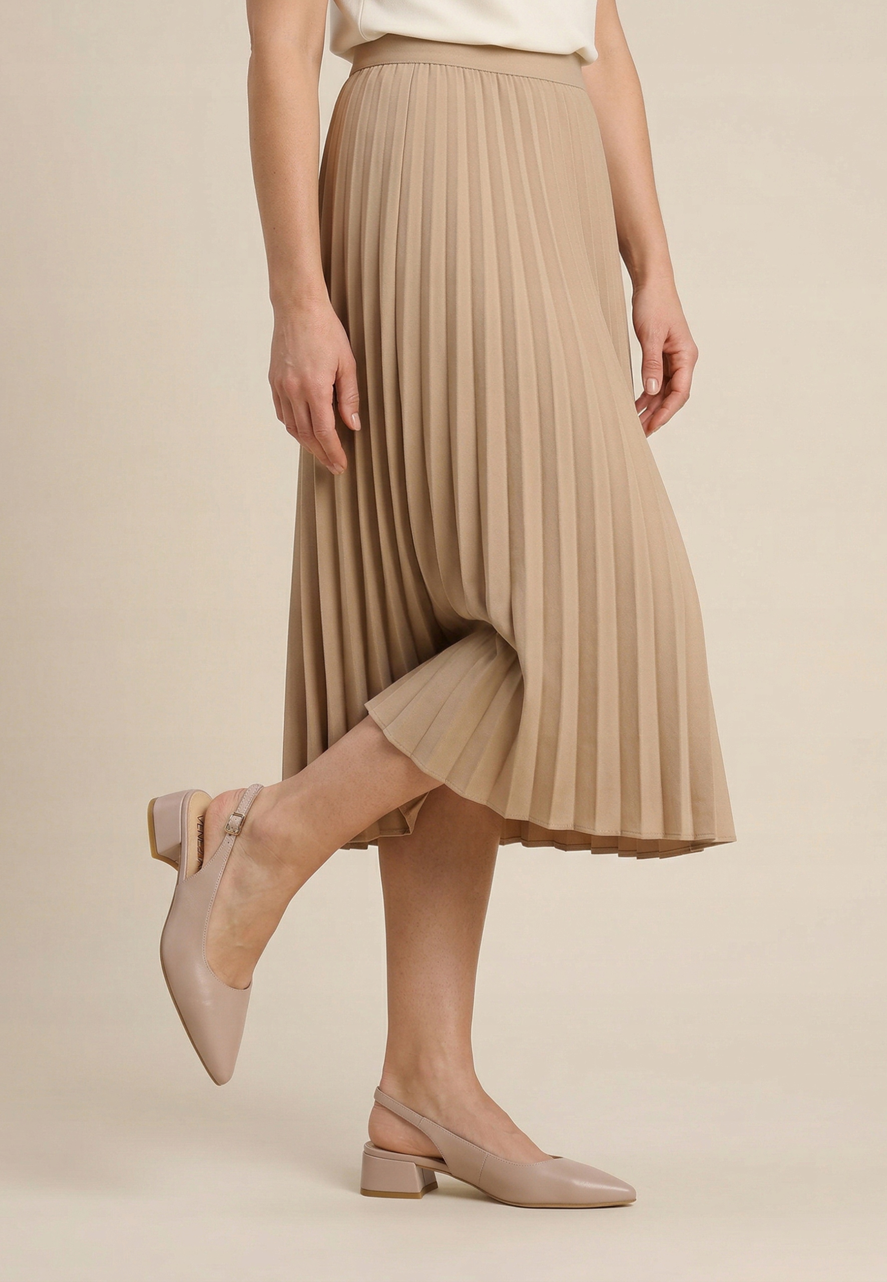 Venezia Beżowe klasyczne czółenka ze skóry naturalnej z odkrytą piętą roz.4