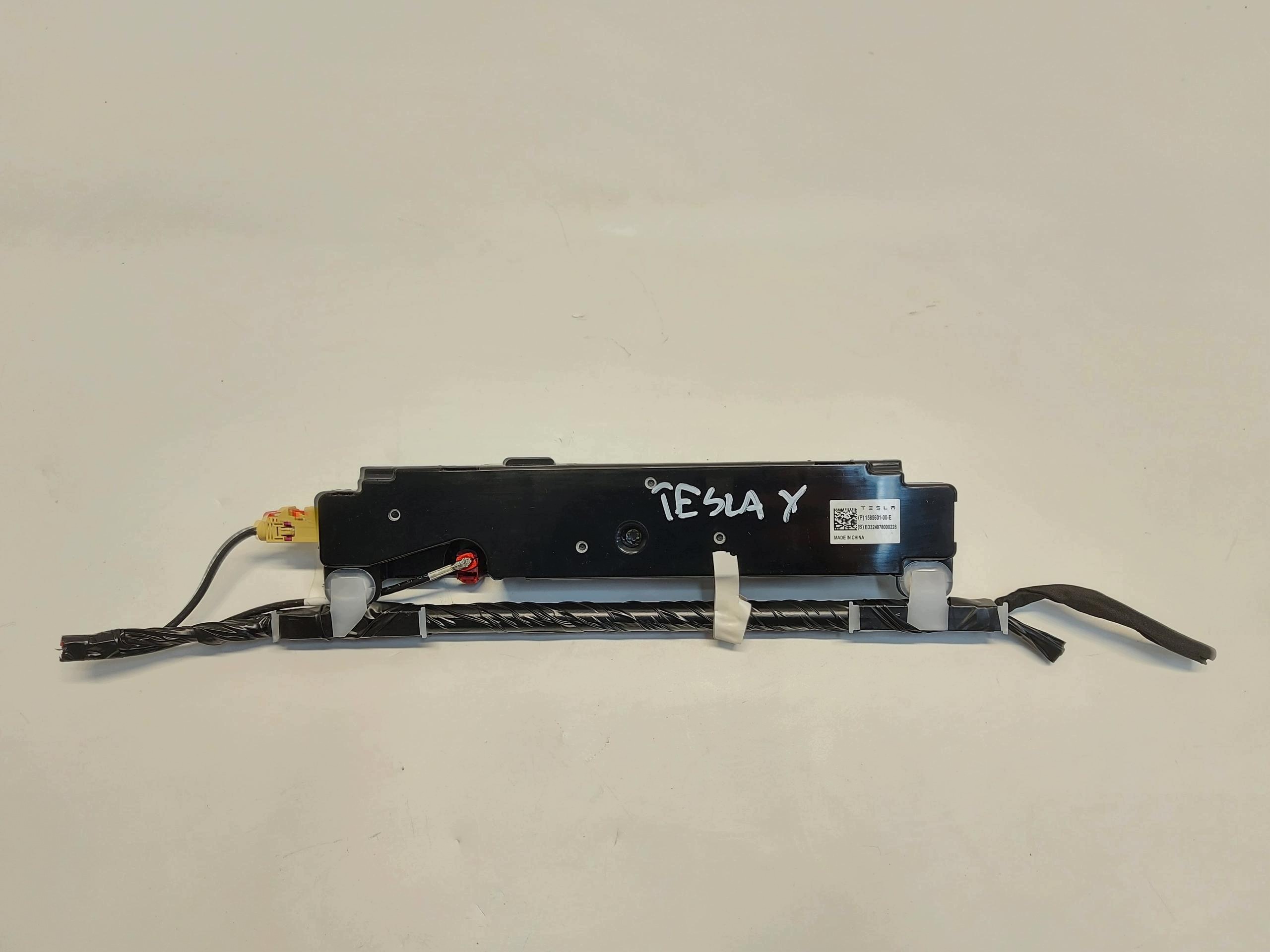 TESLA MODEL Y 2024r WZMAZNIACZ Antenne 1585601-00-E