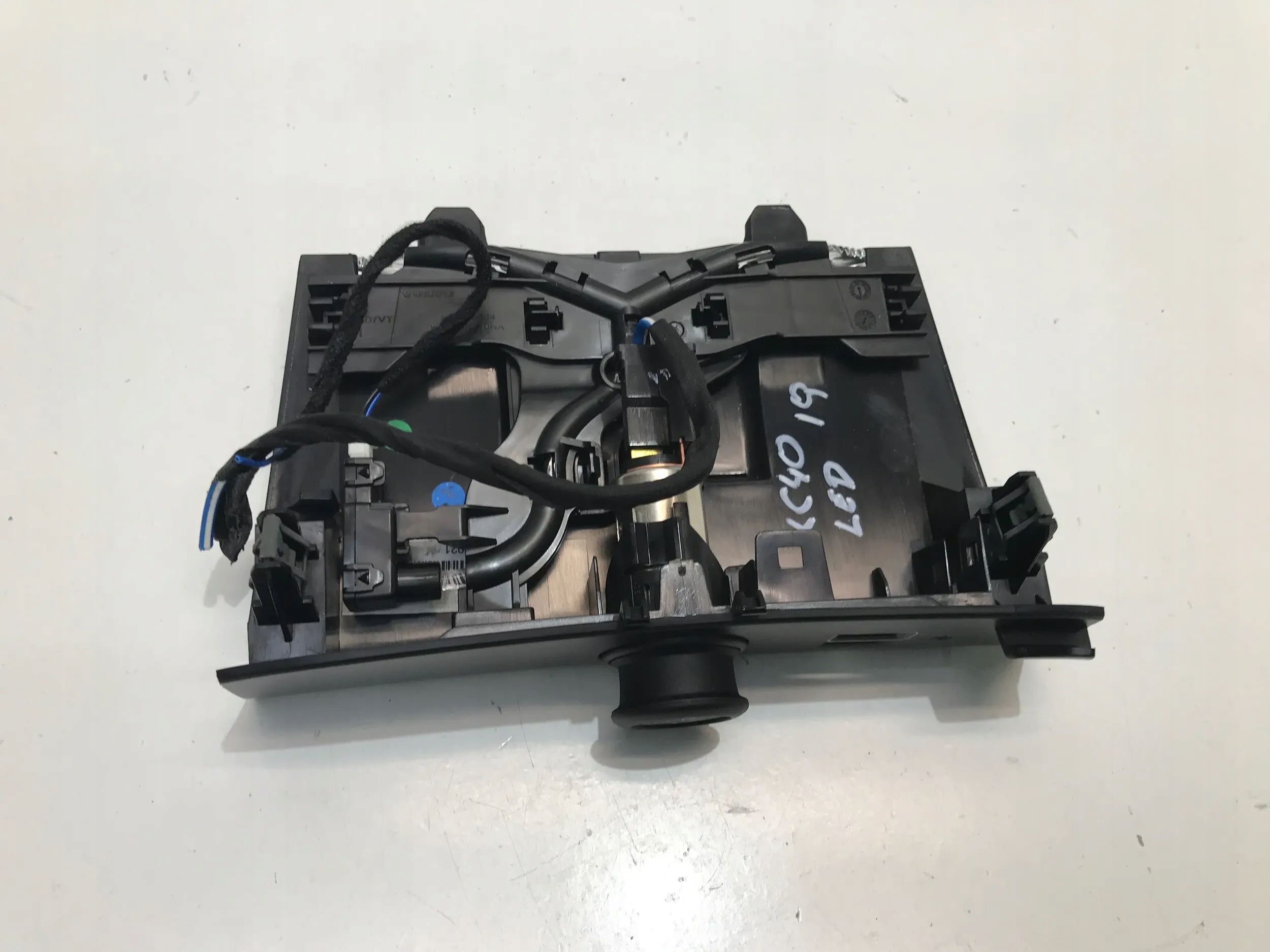 Volvo XC40 RAMKA PANEL TUNELU GNIAZDO ZAPALNICZKI 31469021