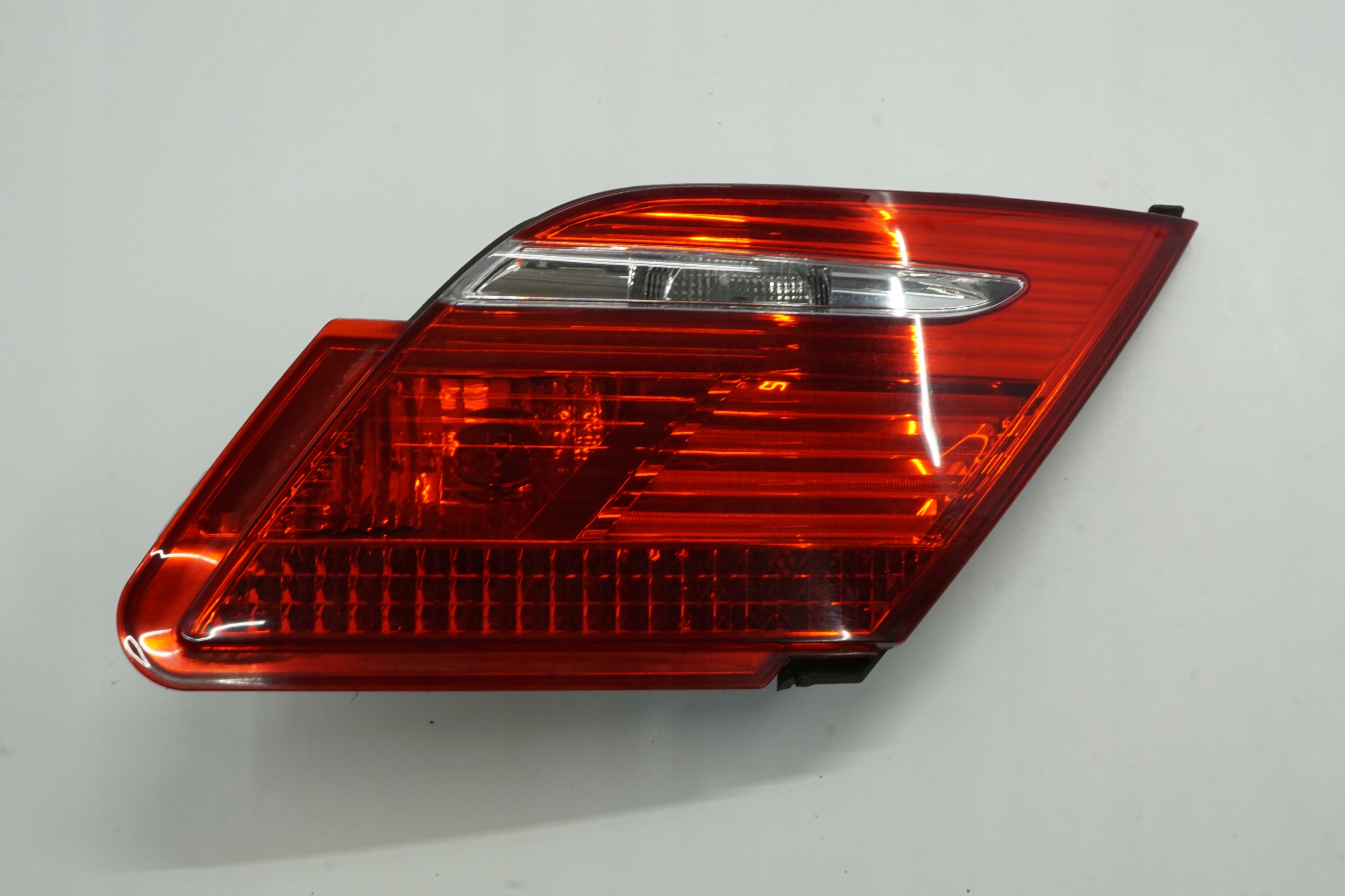 BMW 7 E66 LCI LAMPA PRAWY TYŁ W KLAPĘ 6938518