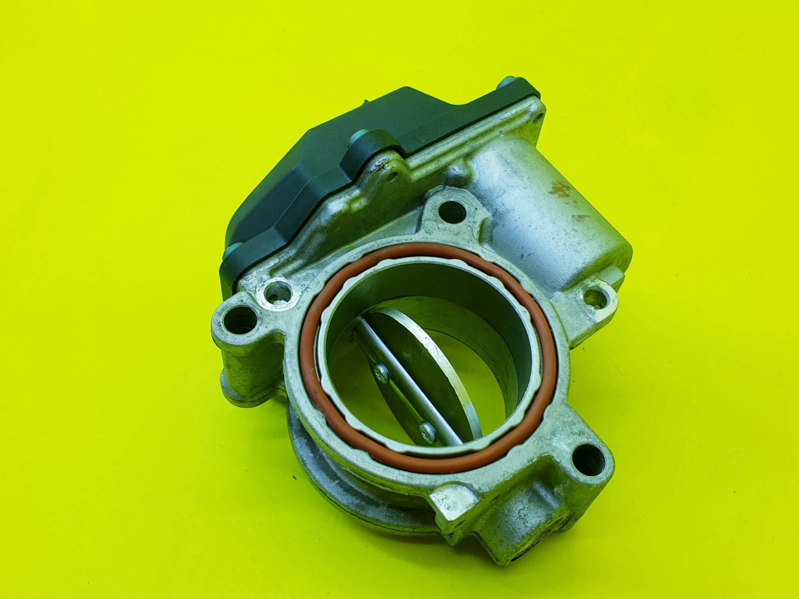 Audi OE 057128063G ДРОССЕЛЬНАЯ ЗАСЛОНКА