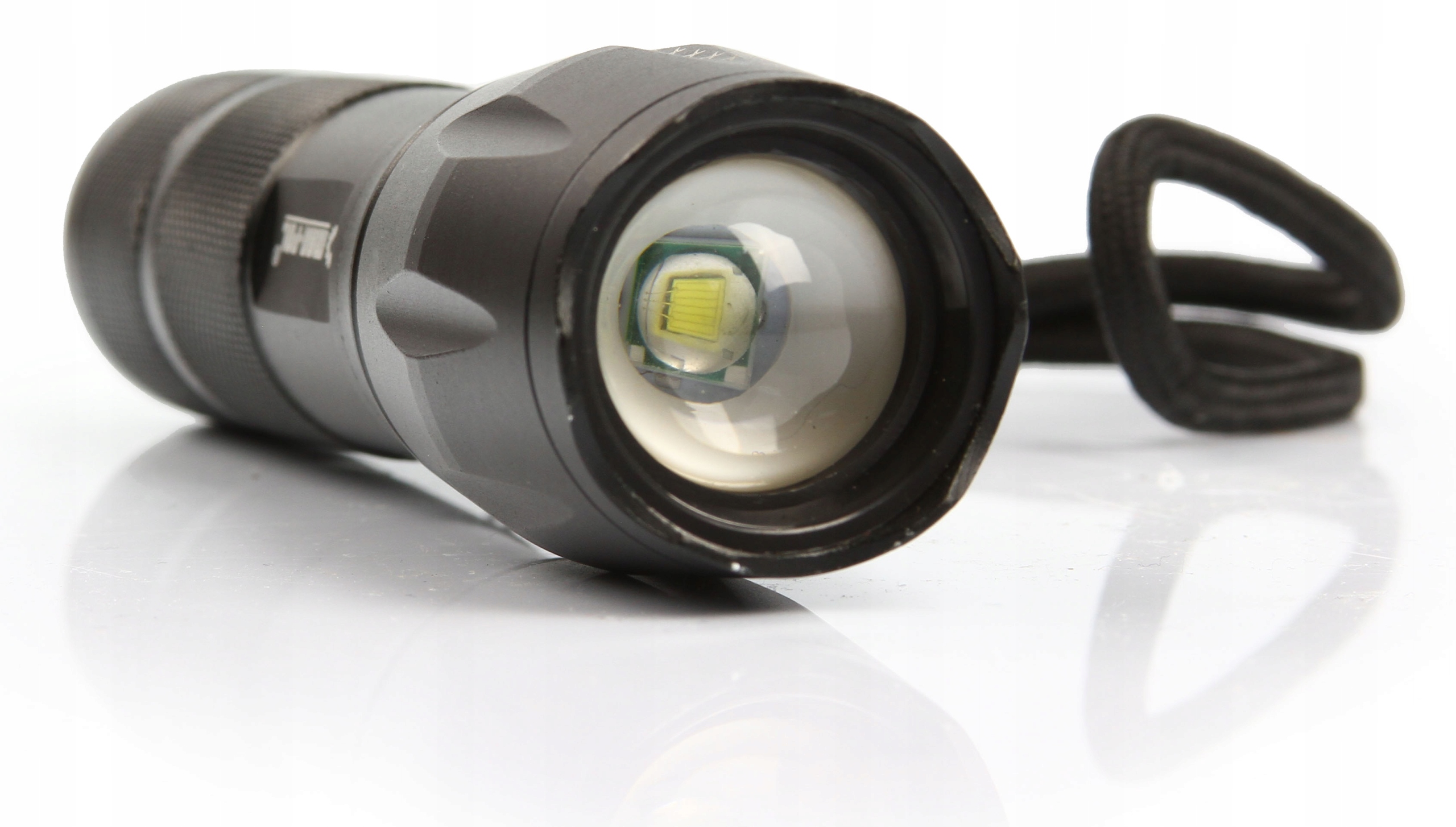 MOCNA LATARKA TAKTYCZNA ZOOM XML-T6 DUŻY ZASIĘG Kolor dominujący czarny