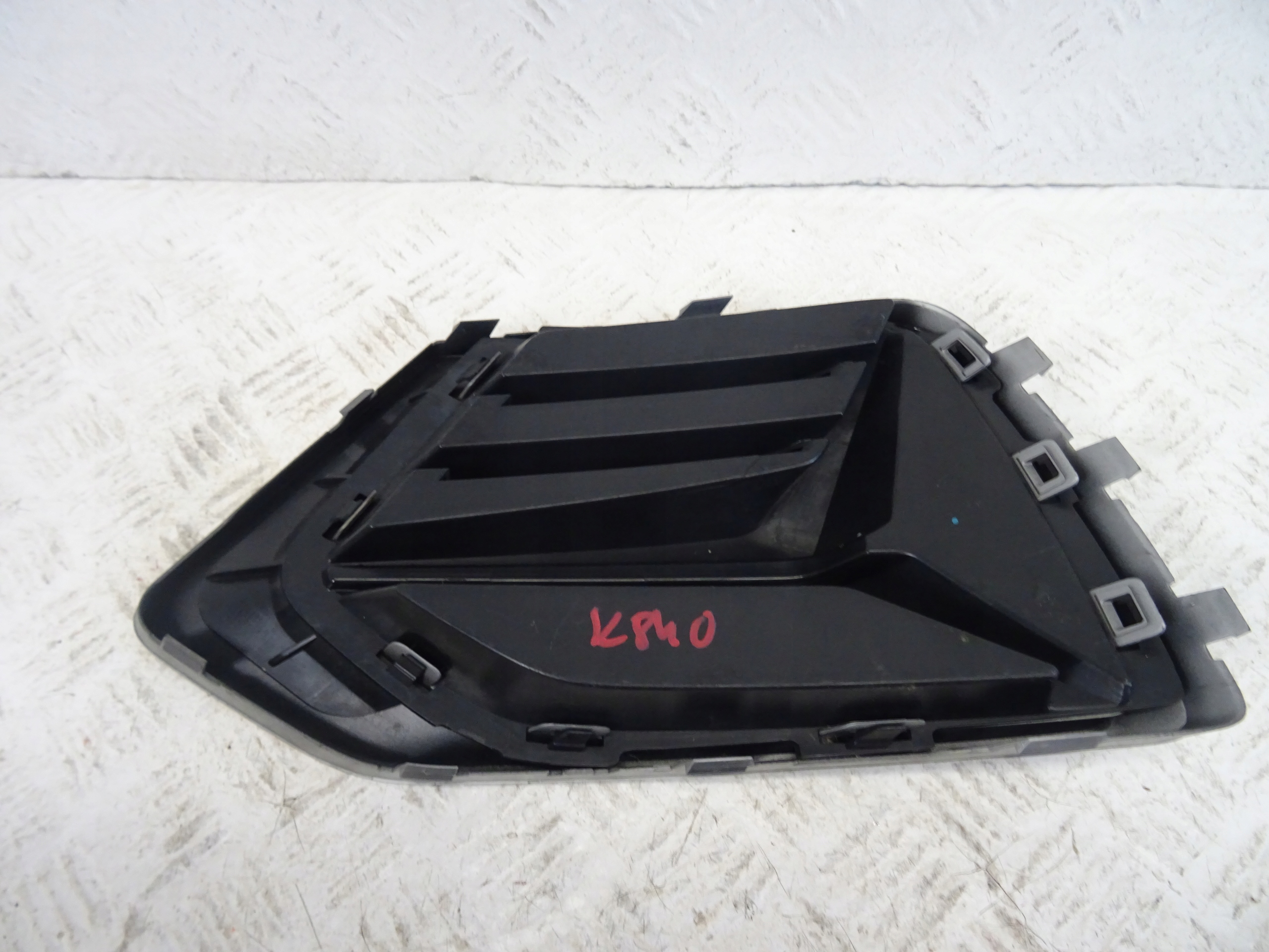 grid of a bumper front front right AUDI Q3 II 83A 83A807682B