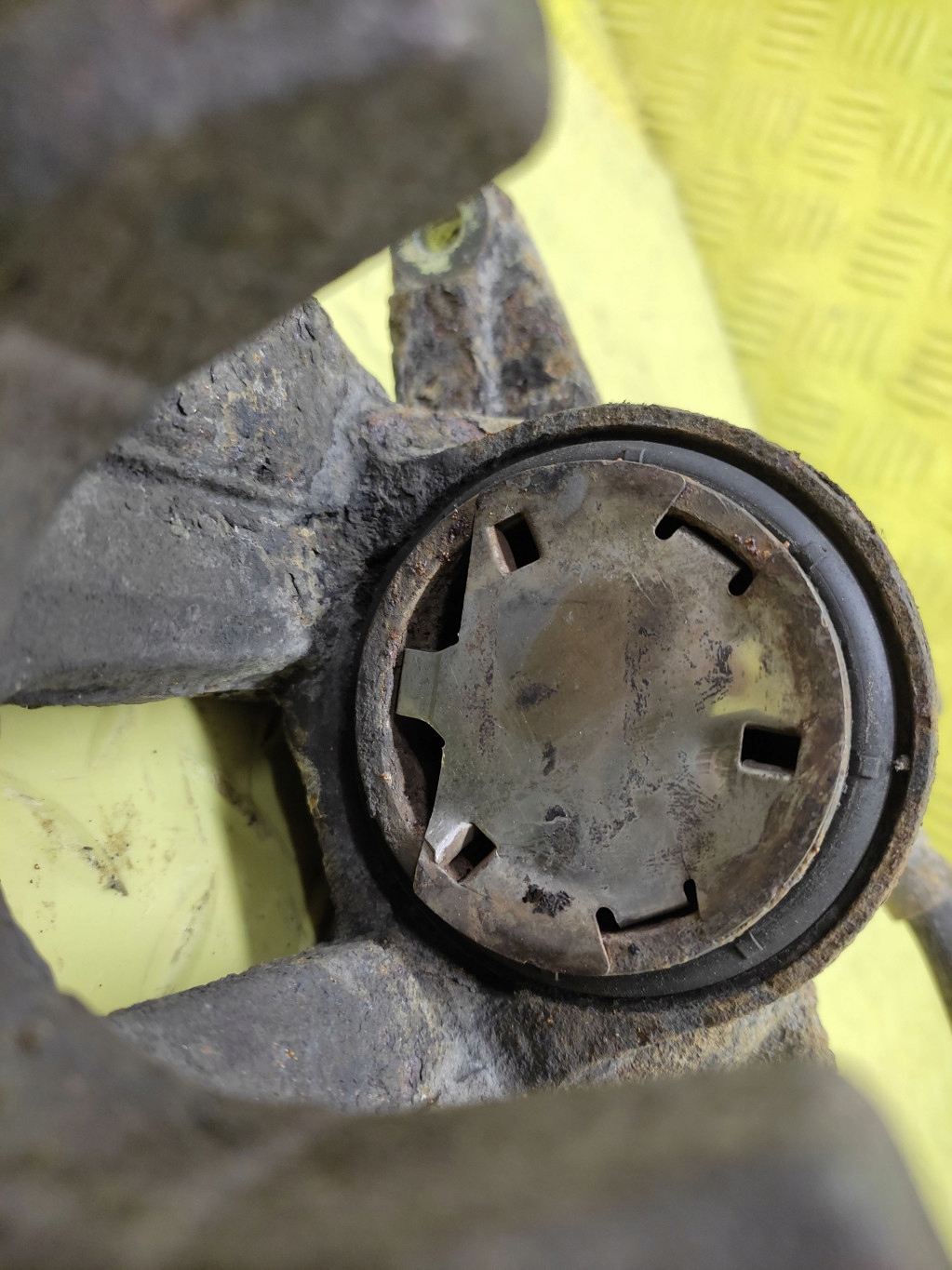 TOYOTA AVENSIS T25 2.0 D4D caliper brake right front