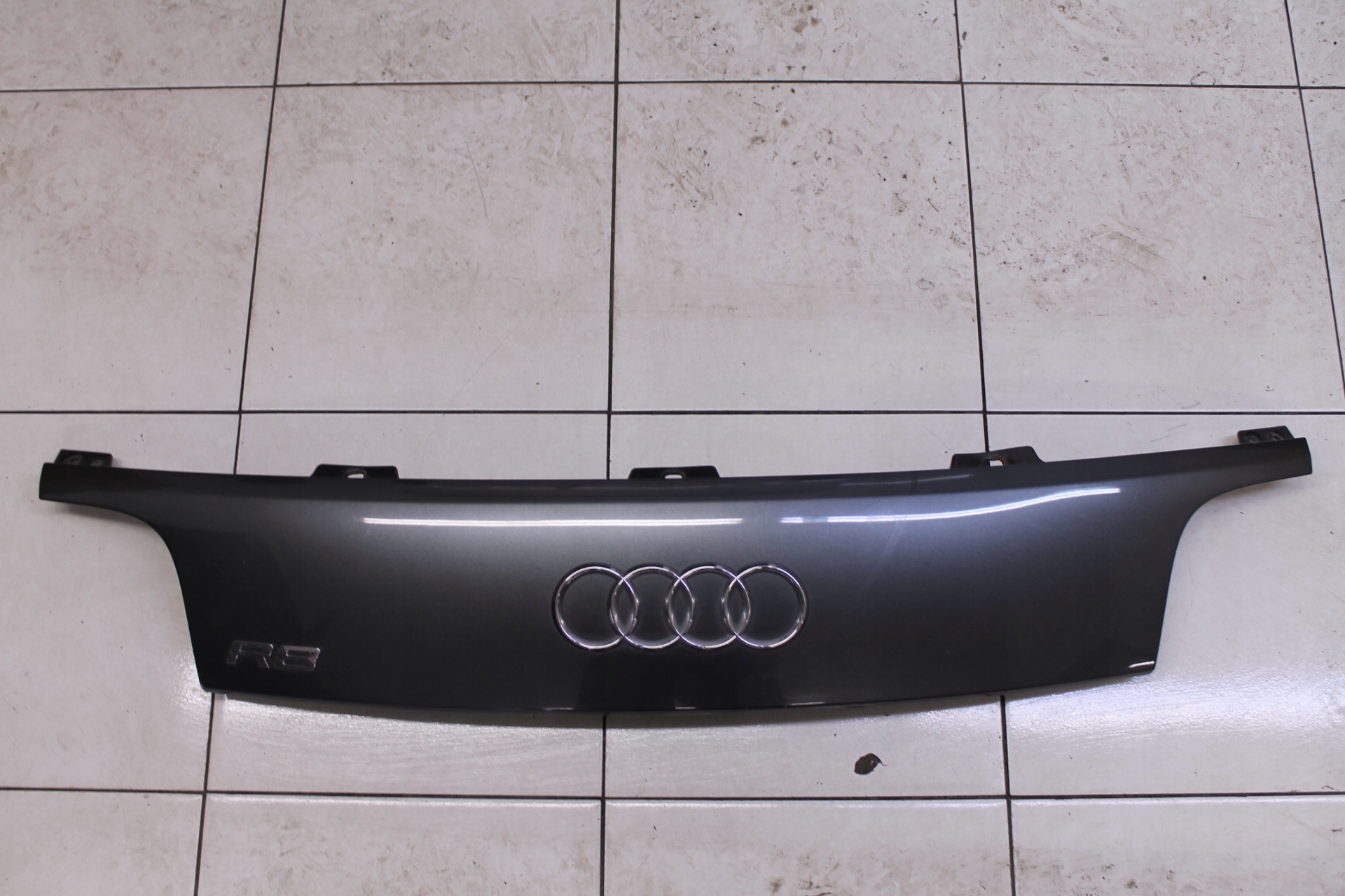 AUDI R8 420 накладка крышки багажника LZ7S 06-