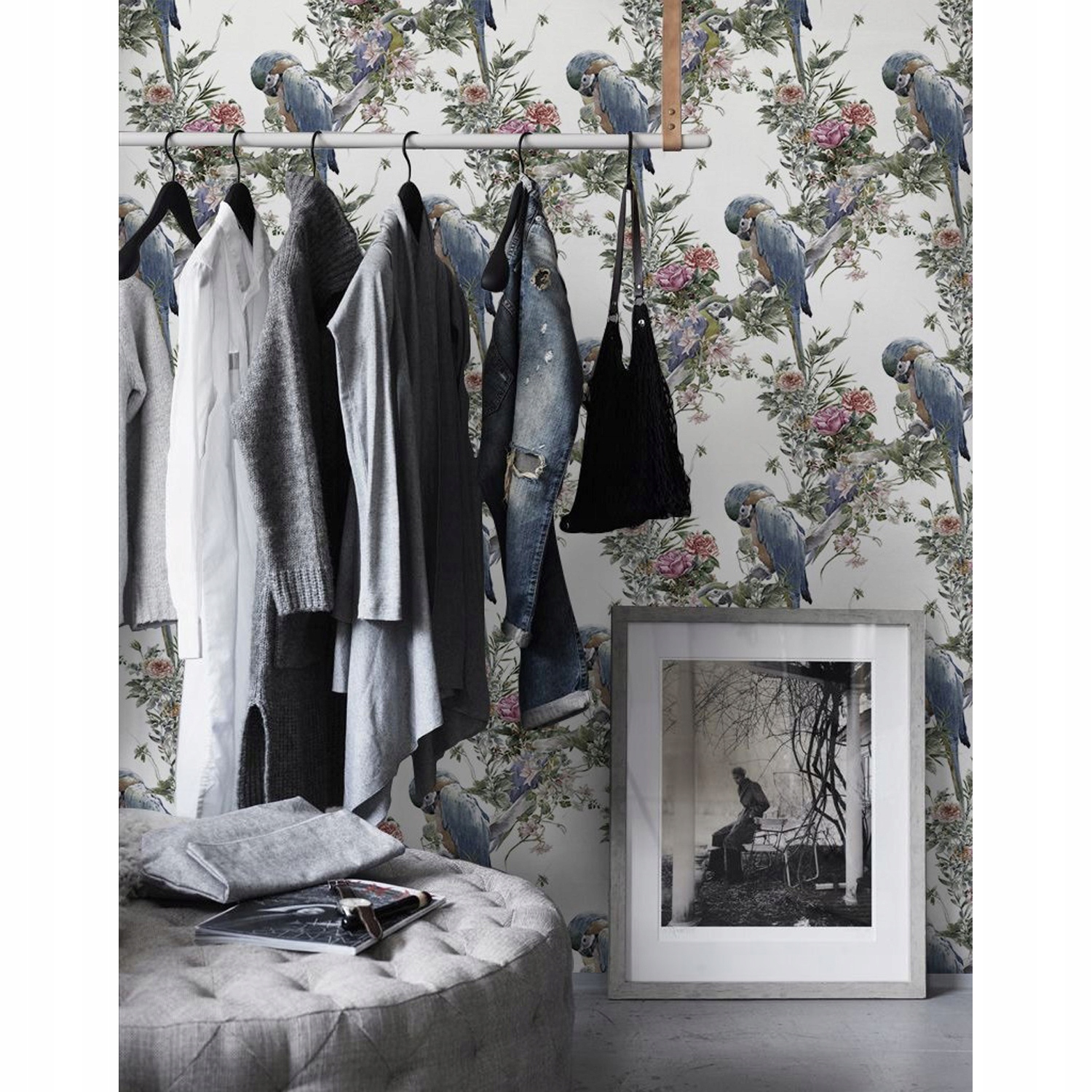 

Fototapeta Papugi z tropikalnymi kwiatami 208x146