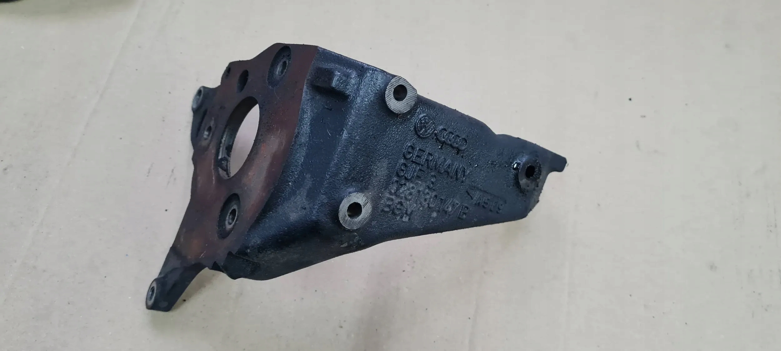 FORD GALAXY MK1 Support Support plaque Pompe d’injection 1.9 TDI 028130147B