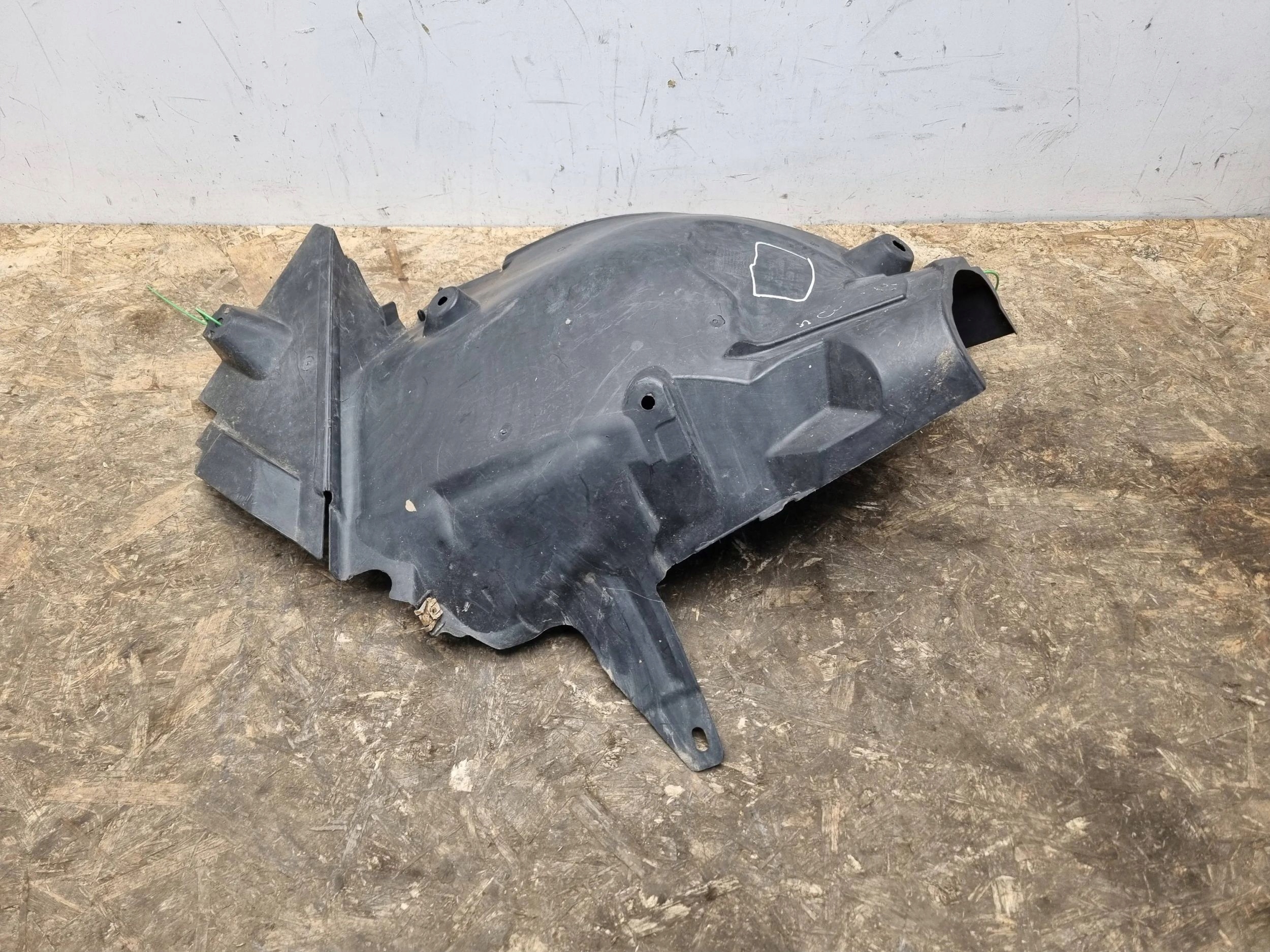 mudguard left front front A2046981130 MERCEDES C-KLASA W204