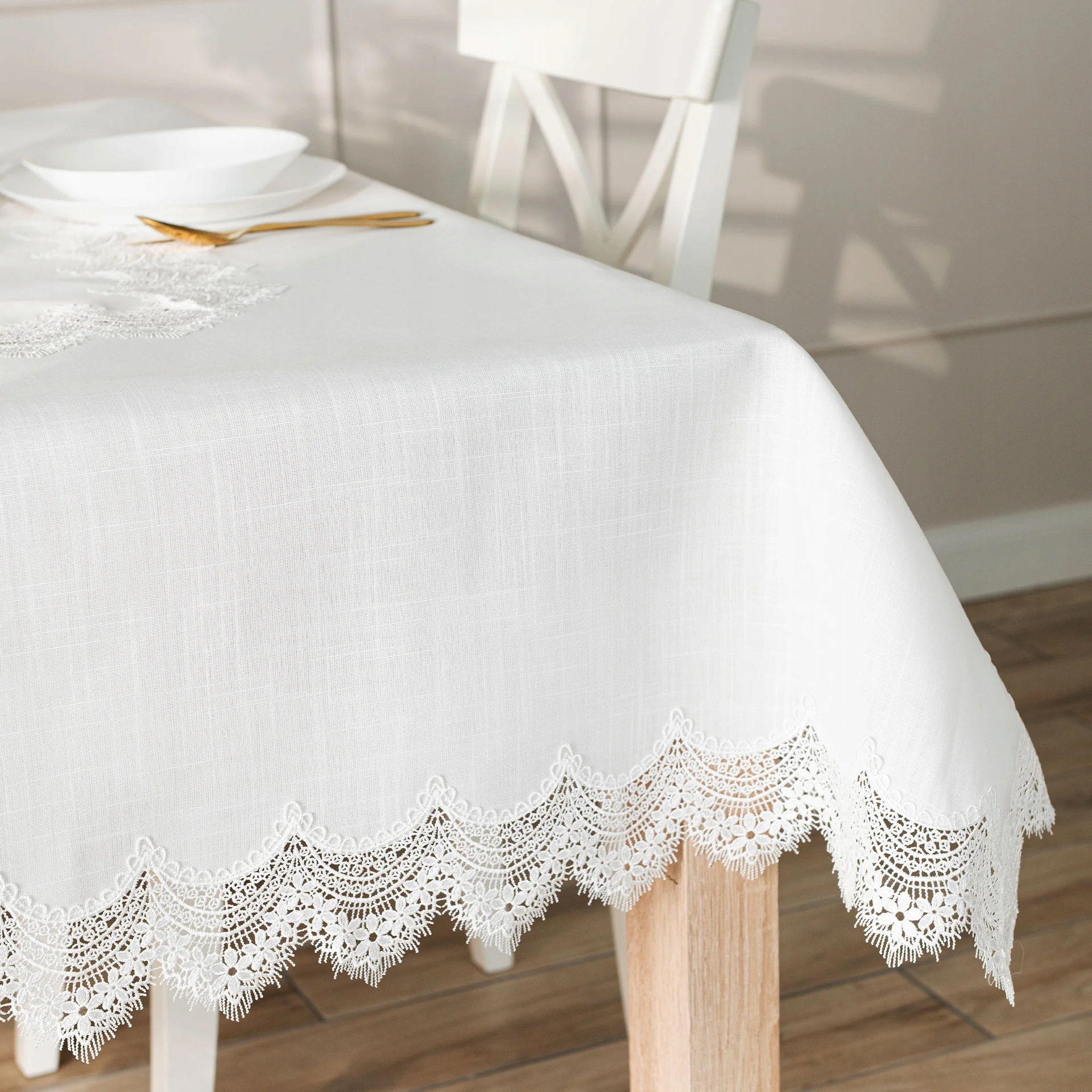 Obrus 140x220 s gipiúrou, elegantný, vyšívaný, guipure, jemné vianočné ozdoby