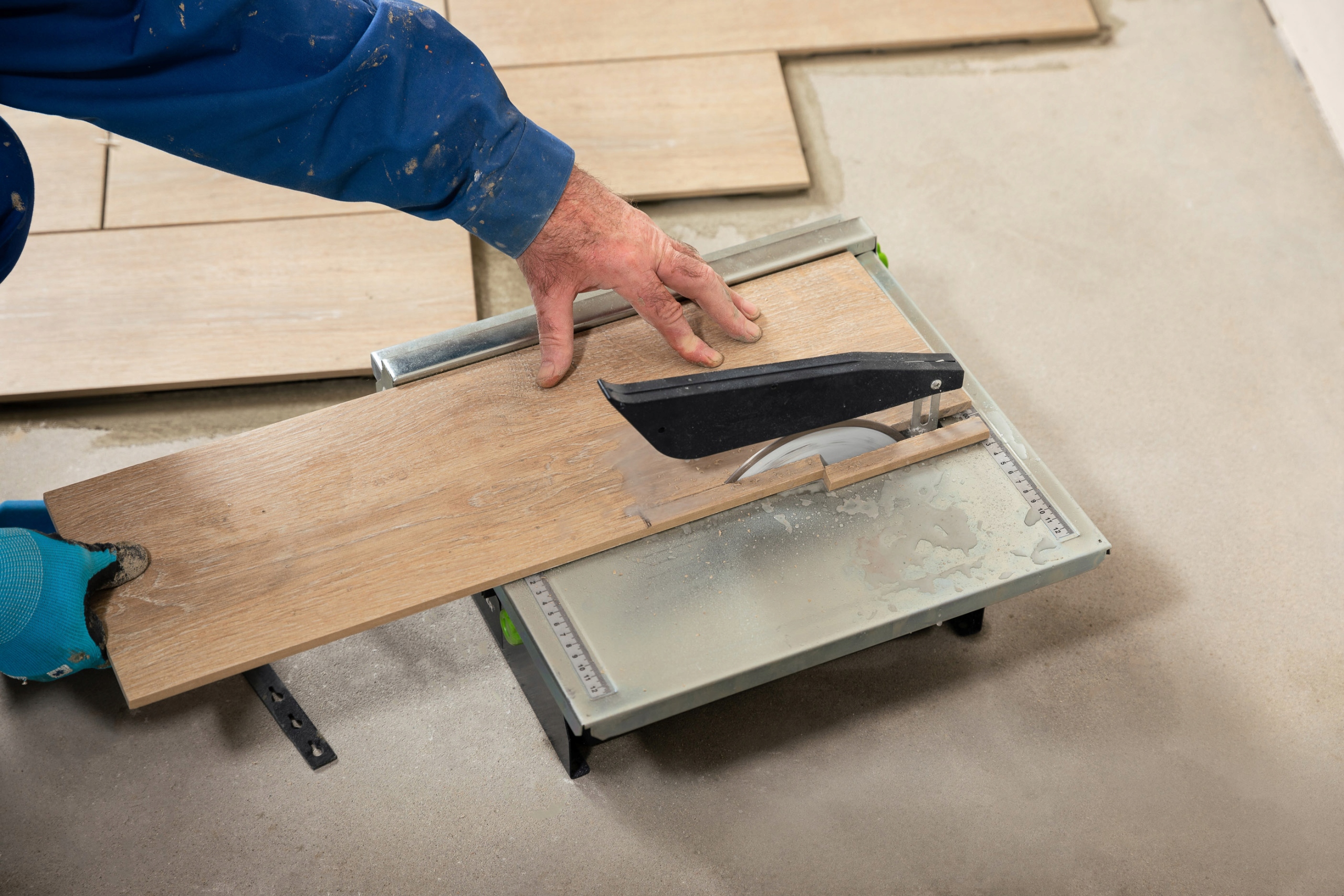 PIŁA STOŁOWA PRZECINARKA GLAZURY PŁYTEK DREWNA REGULACJA + 2 TARCZE Napięcie zasilania 230 V