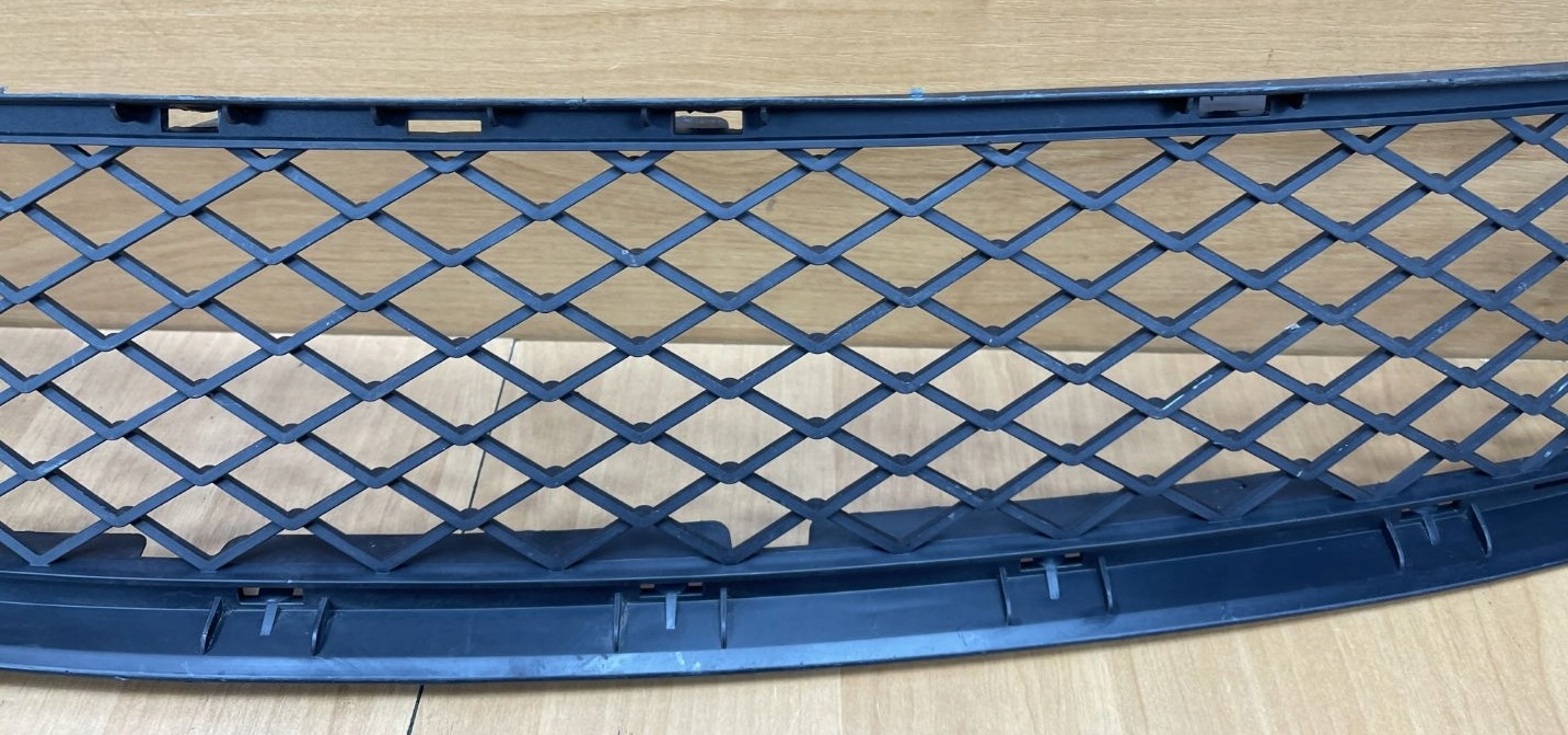 BMW X5 E70 LIFT grid of a bumper front central 7222856