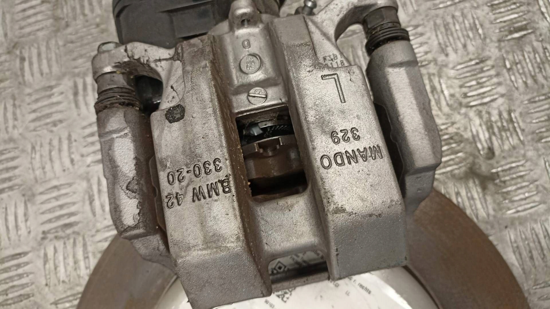BMW G20 kotuče plotýnky třmeny záď 6882246 6882245 330X20