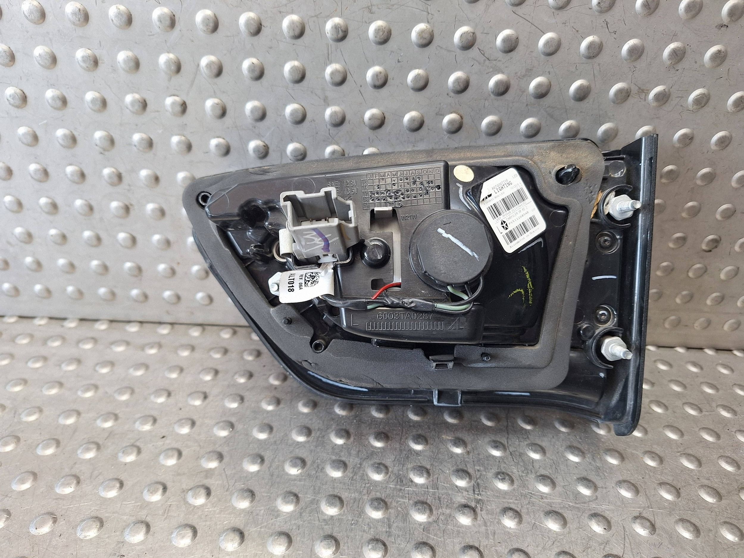 light rear part left to the bonnet JEEP COMPASS II 17- EU P55112685AB