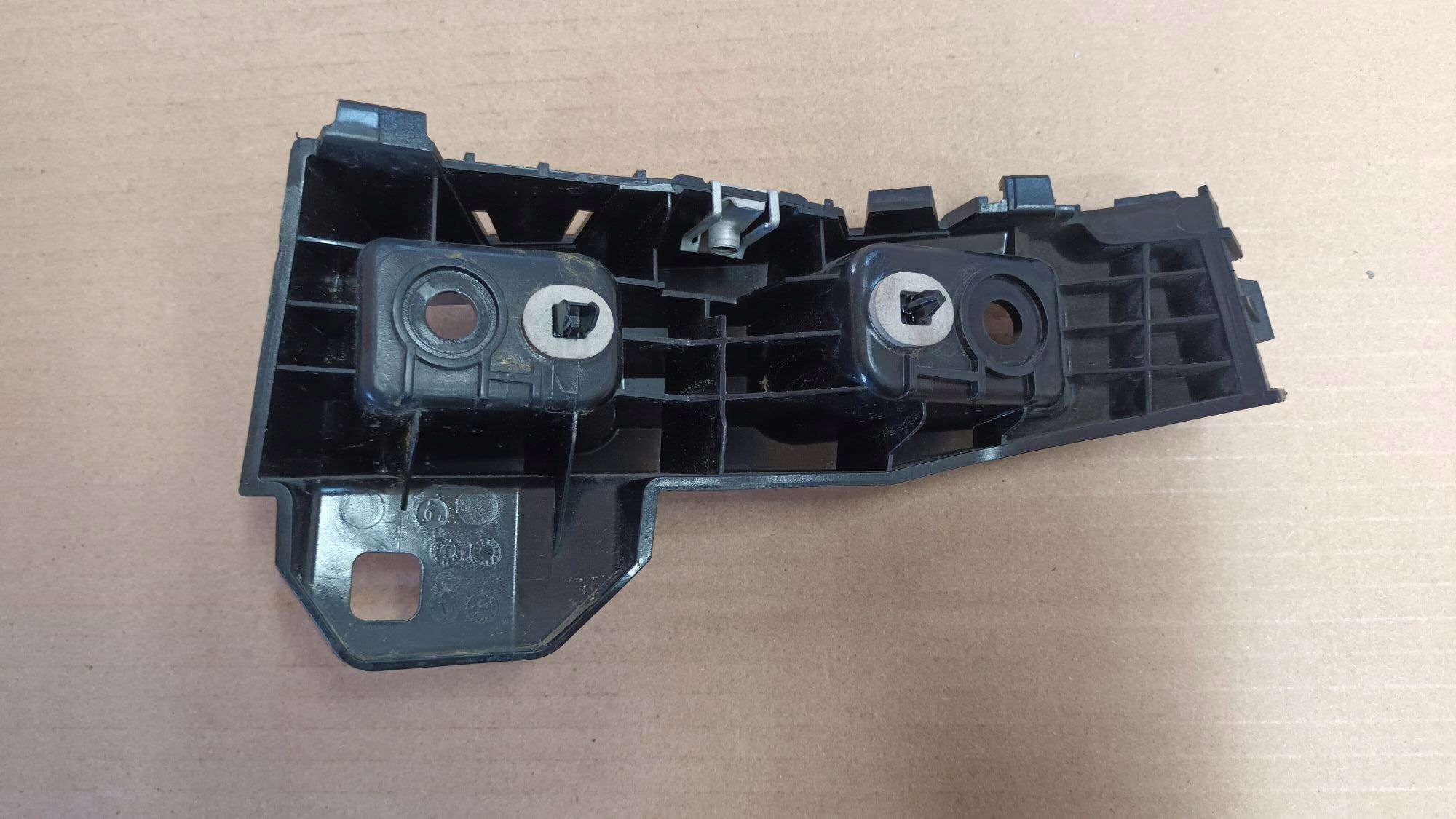 left bumper bracket of the rear TESLA 3 HIGHLAND 2023->